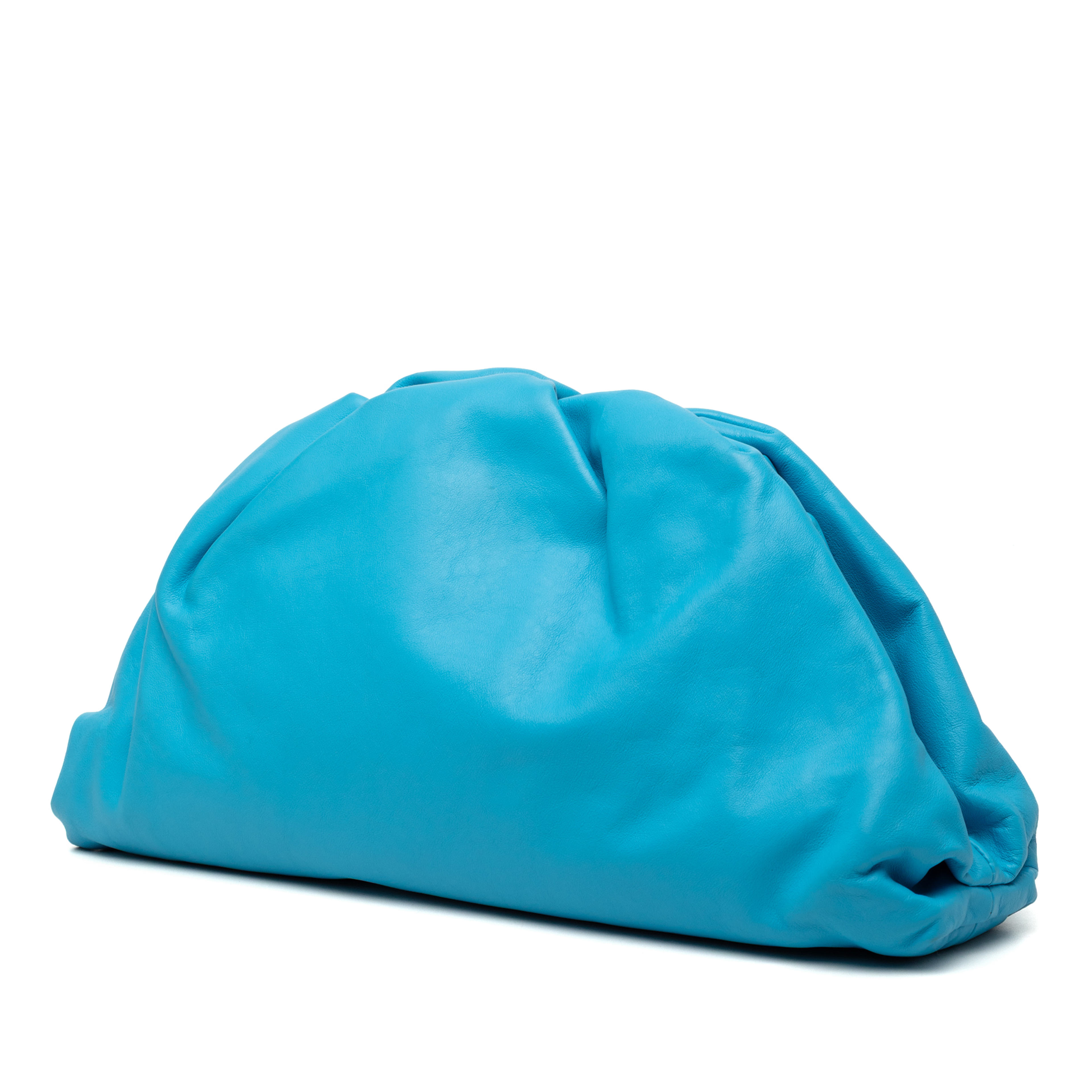 Bottega Veneta Lambskin The Pouch, från Luxclusif, i färgen aqua. Klicka för att öppna bilden i stort format