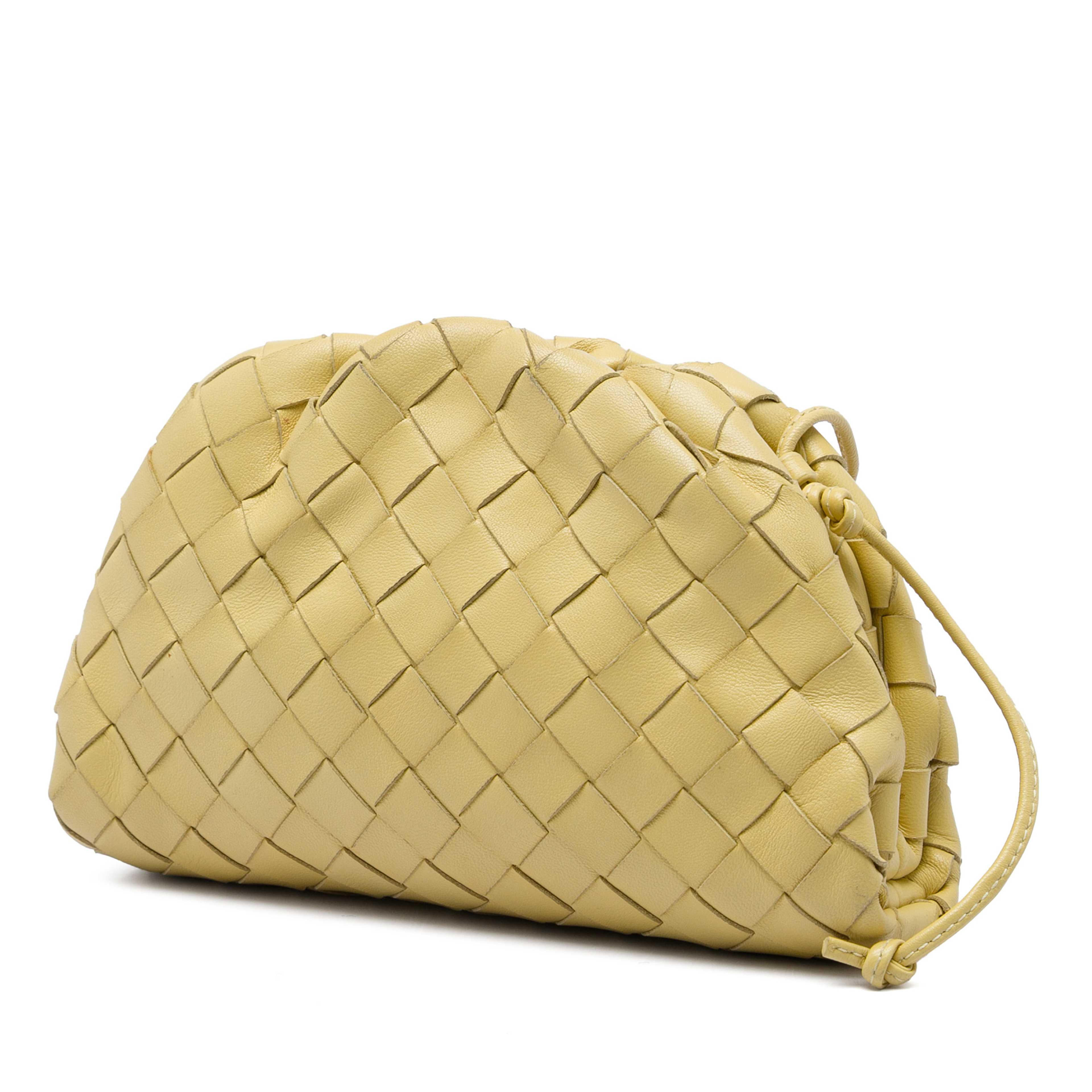 Bottega Veneta Nappa Intrecciato The Mini Pouch Crossbody, från Luxclusif, i färgen gul. Klicka för att öppna bilden i stort format