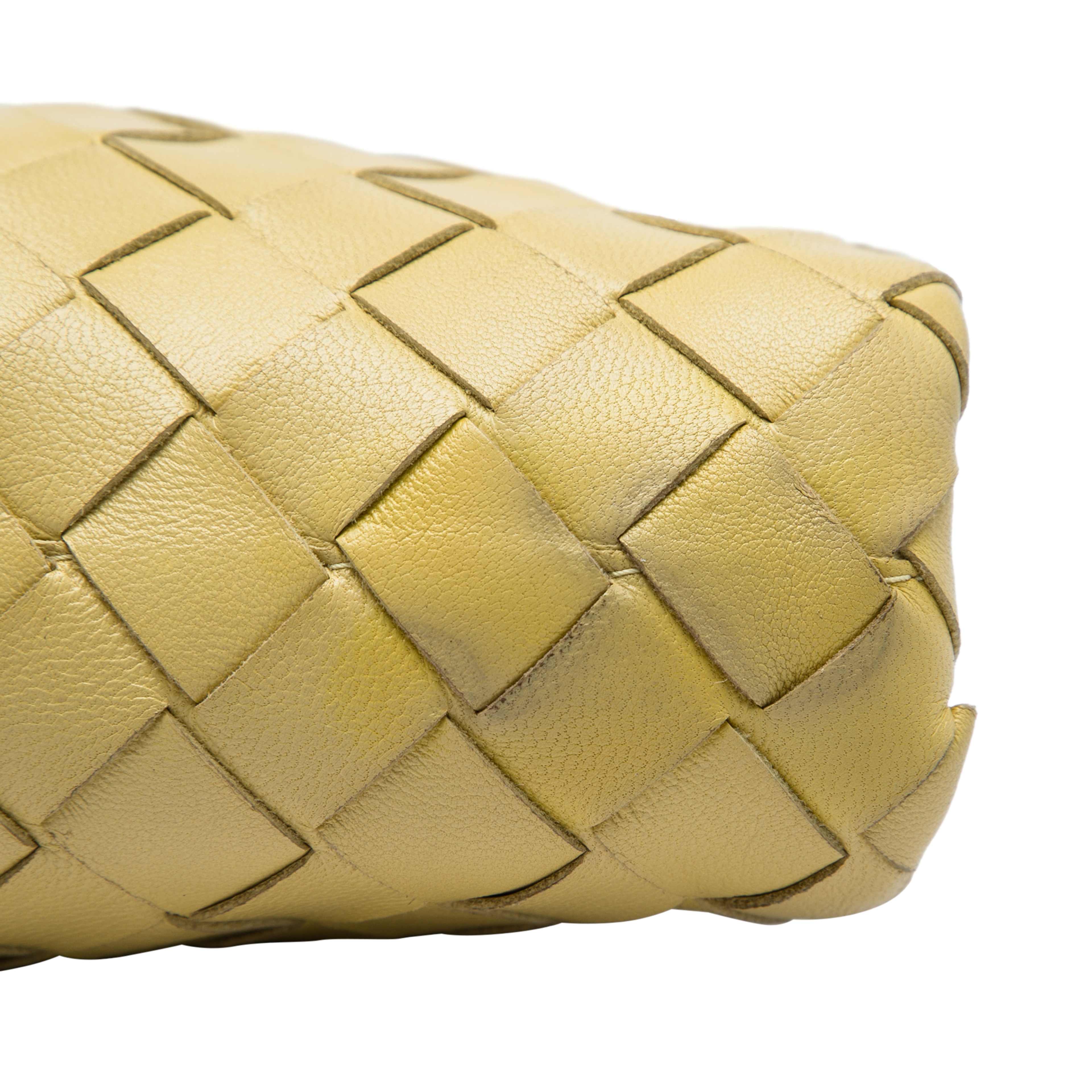 Bottega Veneta Nappa Intrecciato The Mini Pouch Crossbody, från Luxclusif, i färgen gul. Klicka för att öppna bilden i stort format