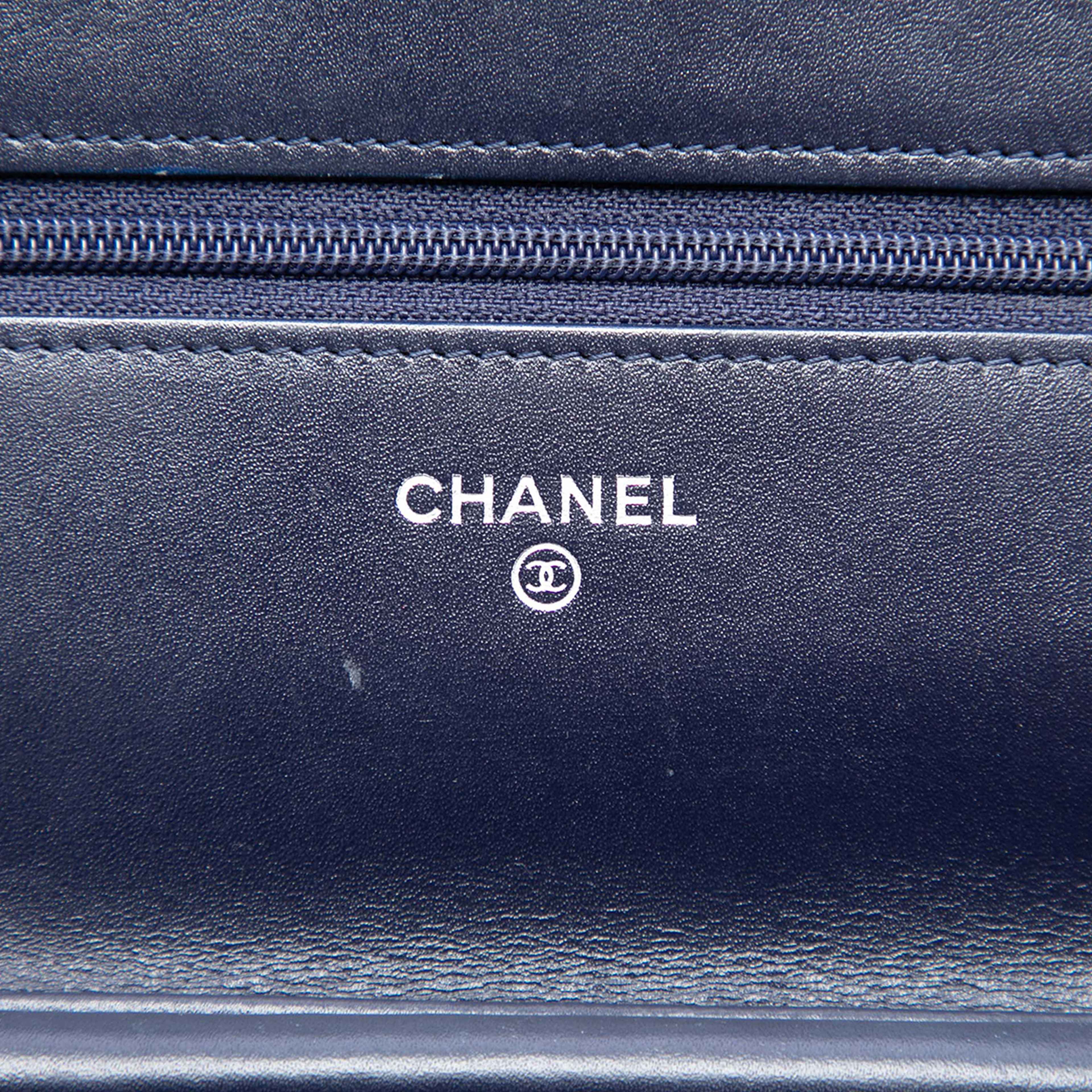 Chanel Quilted Shiny Aged Calfskin Reissue 2.55 Wallet On Chain, från Luxclusif, i färgen navy. Klicka för att öppna bilden i stort format