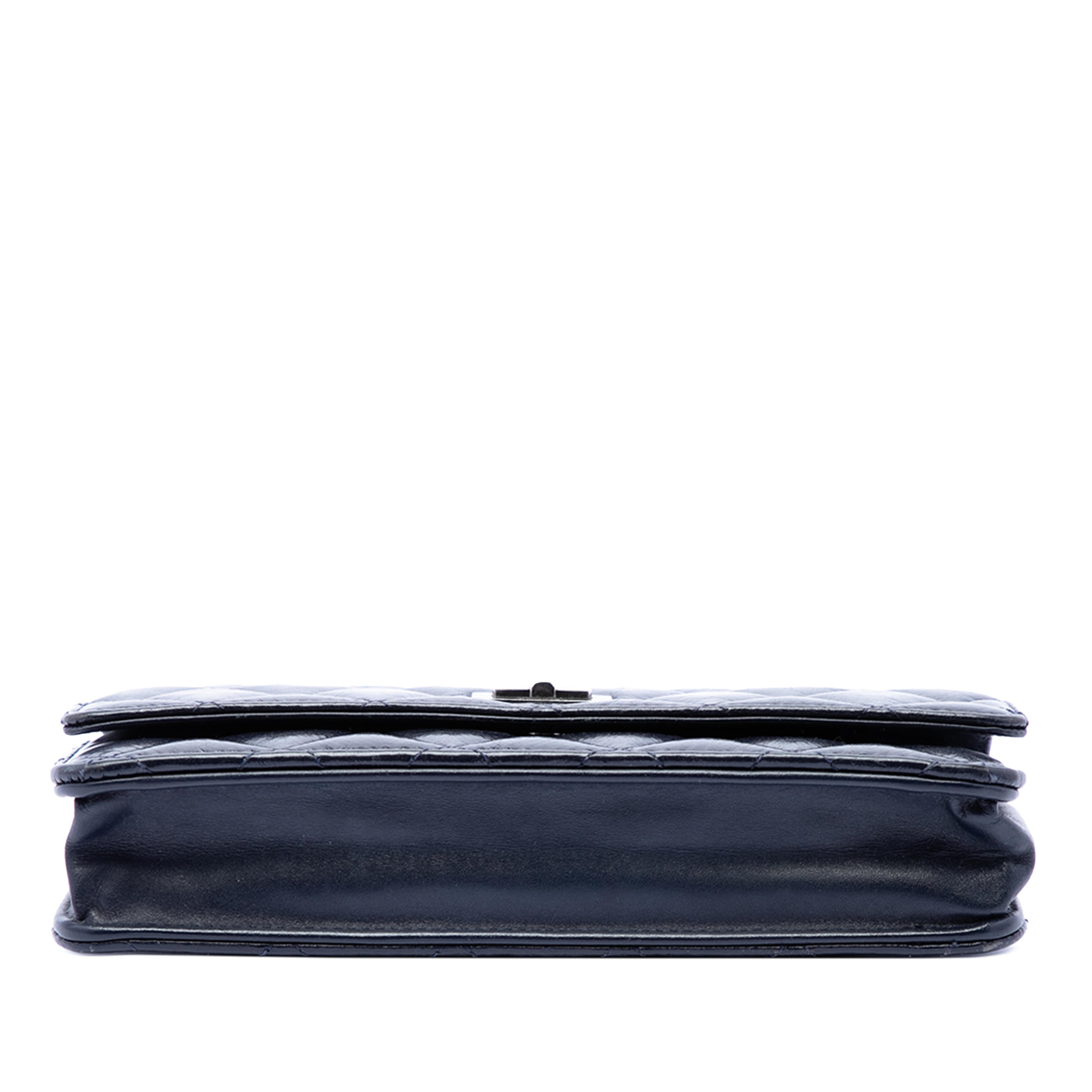 Chanel Quilted Shiny Aged Calfskin Reissue 2.55 Wallet On Chain, från Luxclusif, i färgen navy. Klicka för att öppna bilden i stort format