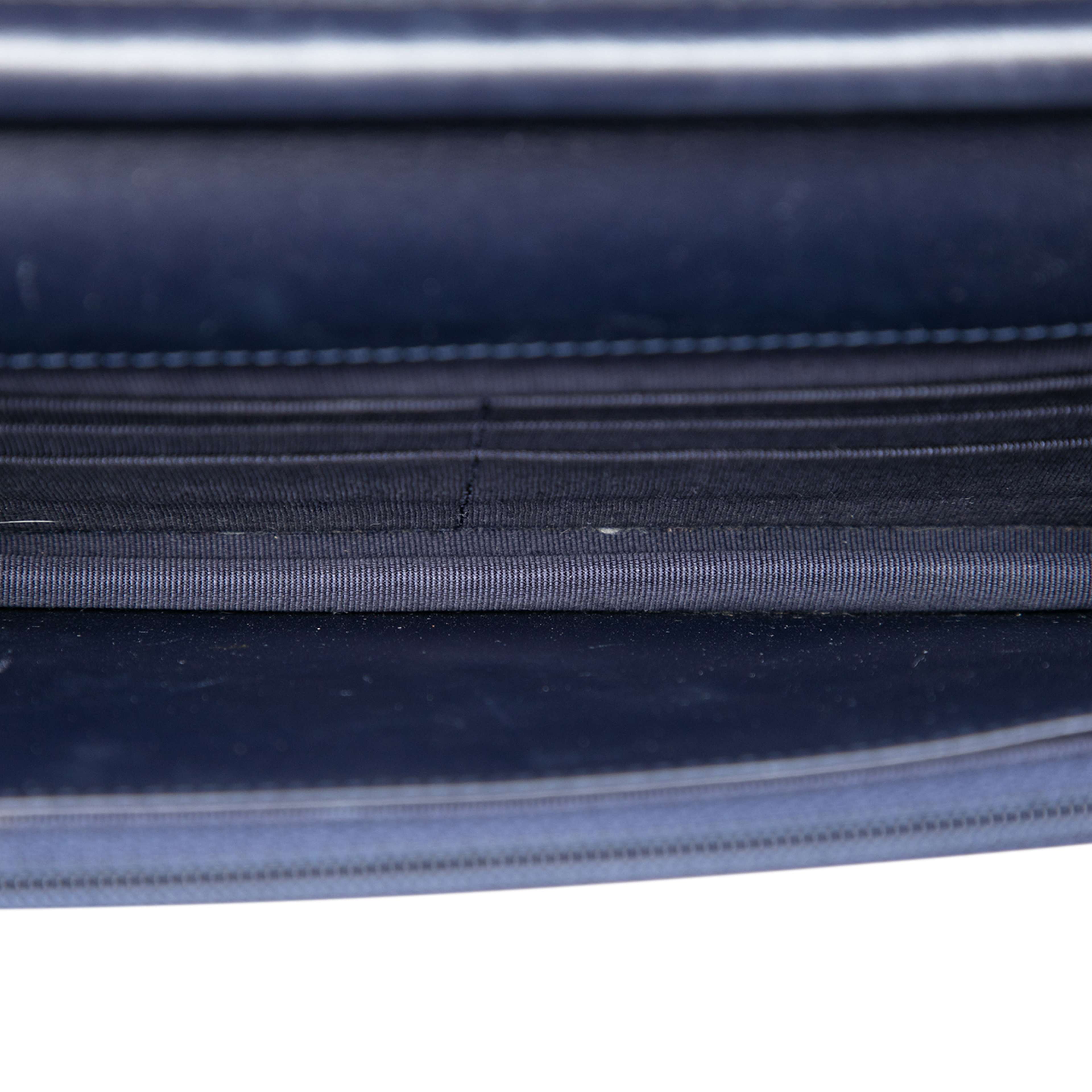 Chanel Quilted Shiny Aged Calfskin Reissue 2.55 Wallet On Chain, från Luxclusif, i färgen navy. Klicka för att öppna bilden i stort format