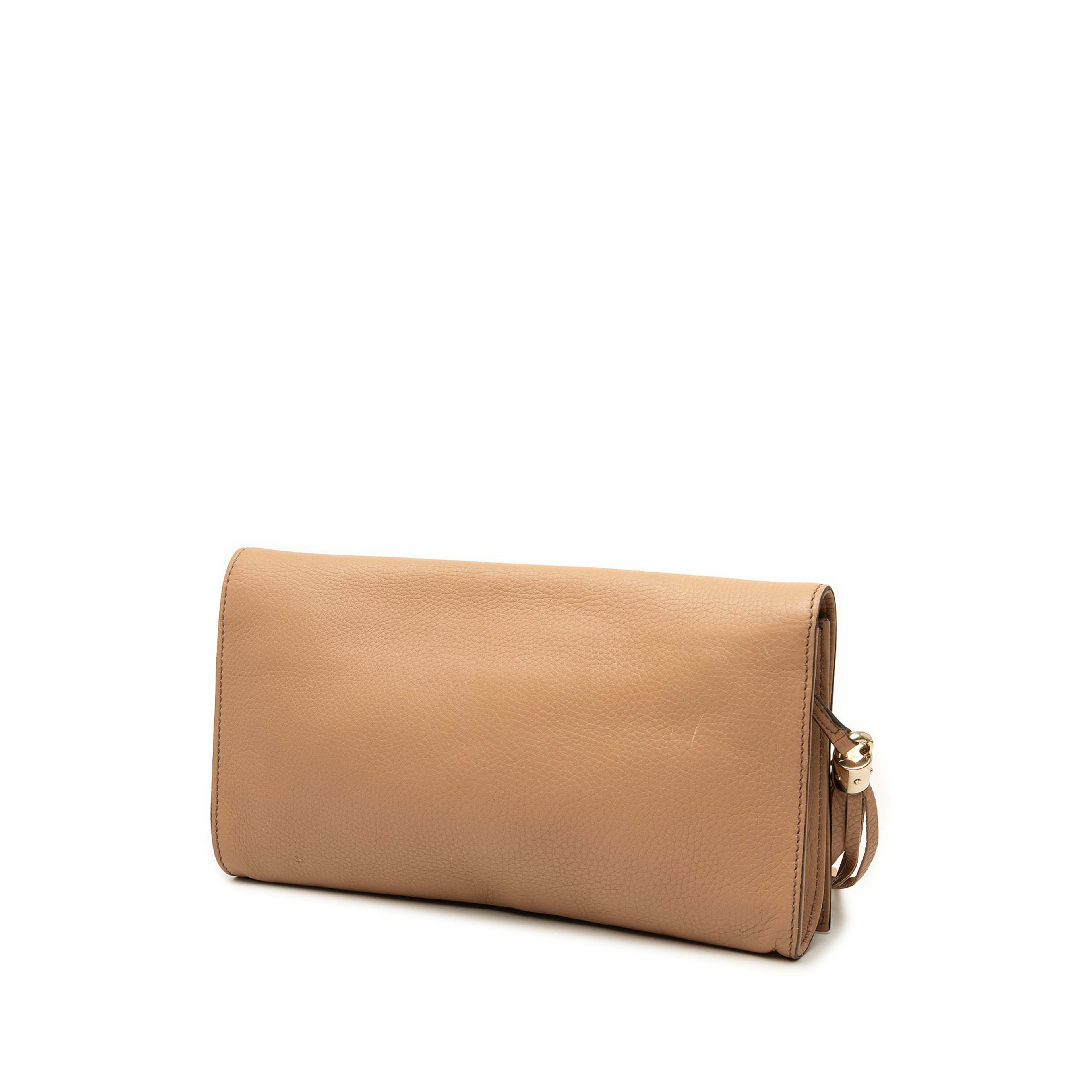 Gucci Calfskin Soho Disco Clutch, från Luxclusif, i färgen brun. Klicka för att öppna bilden i stort format