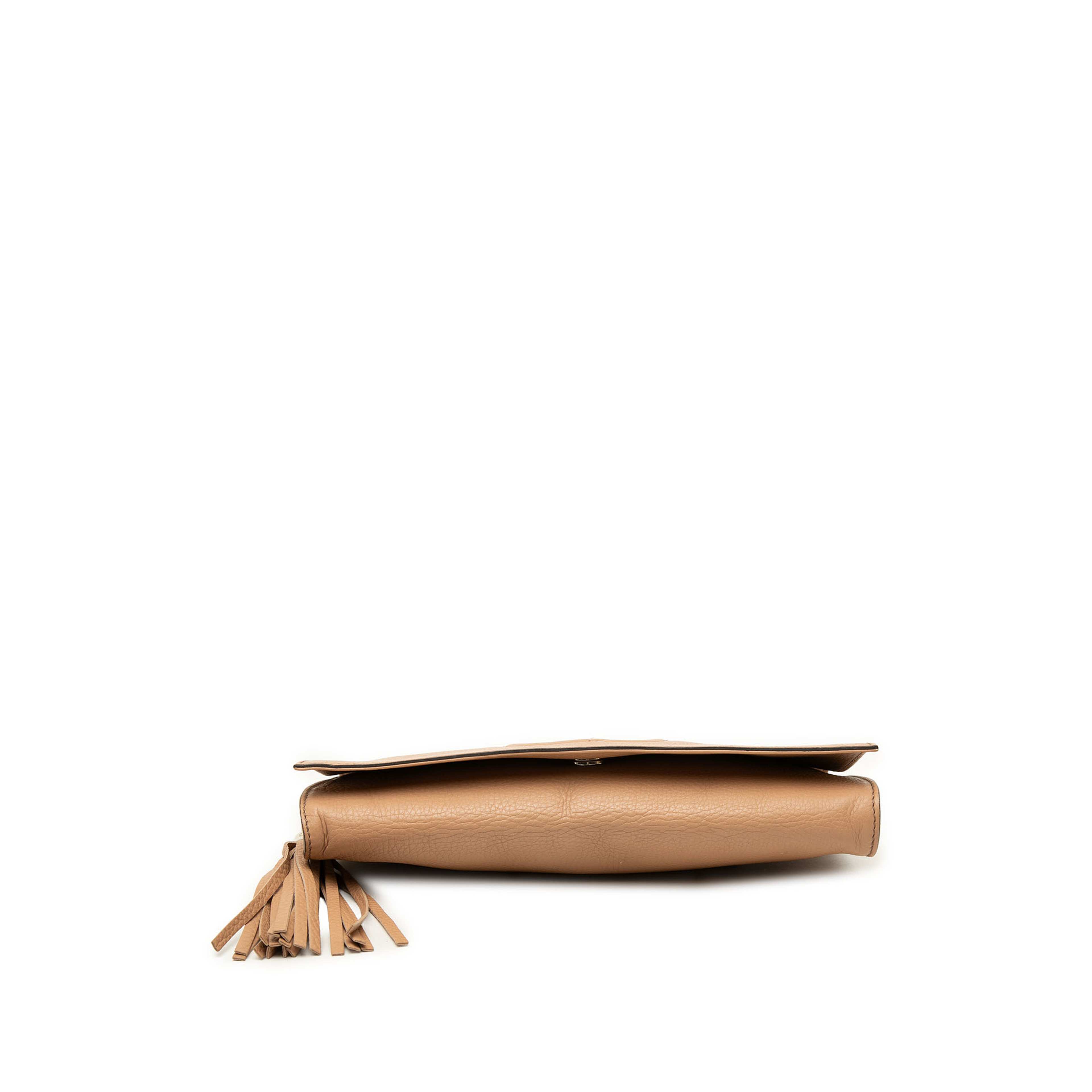Gucci Calfskin Soho Disco Clutch, från Luxclusif, i färgen brun. Klicka för att öppna bilden i stort format
