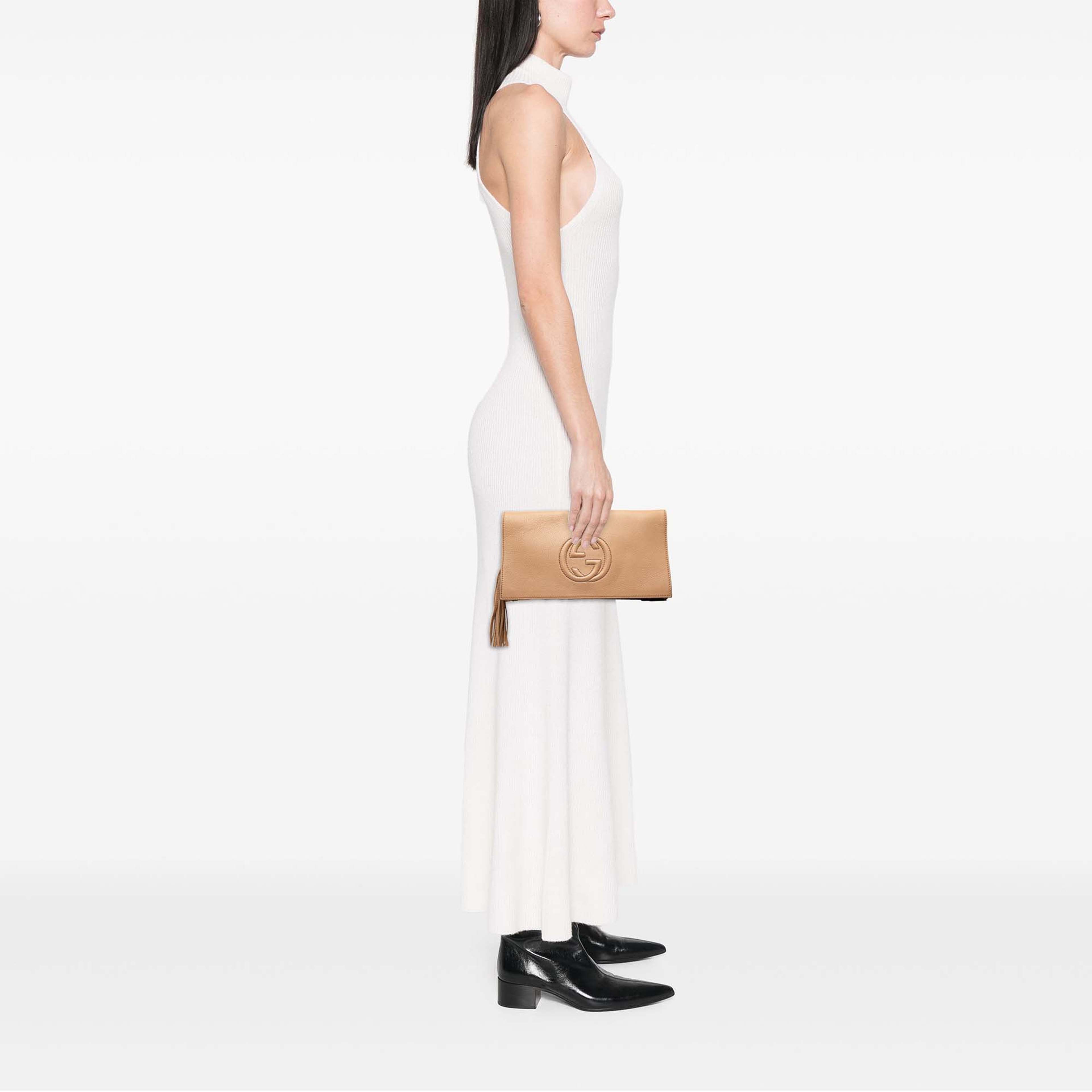 Gucci Calfskin Soho Disco Clutch, från Luxclusif, i färgen brun. Klicka för att öppna bilden i stort format