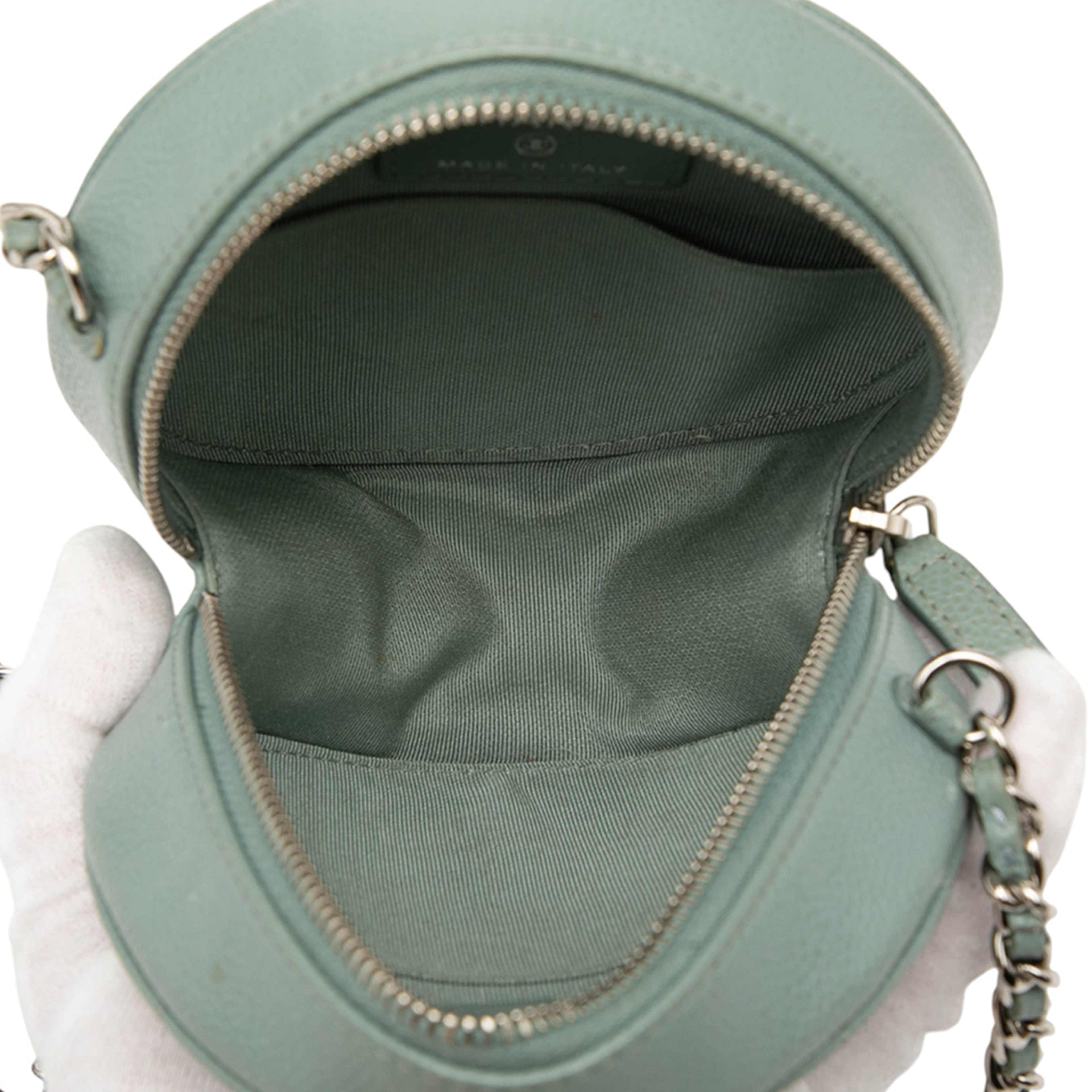 Chanel Cc Quilted Caviar Round Clutch With Chain, från Luxclusif, i färgen light blue. Klicka för att öppna bilden i stort format