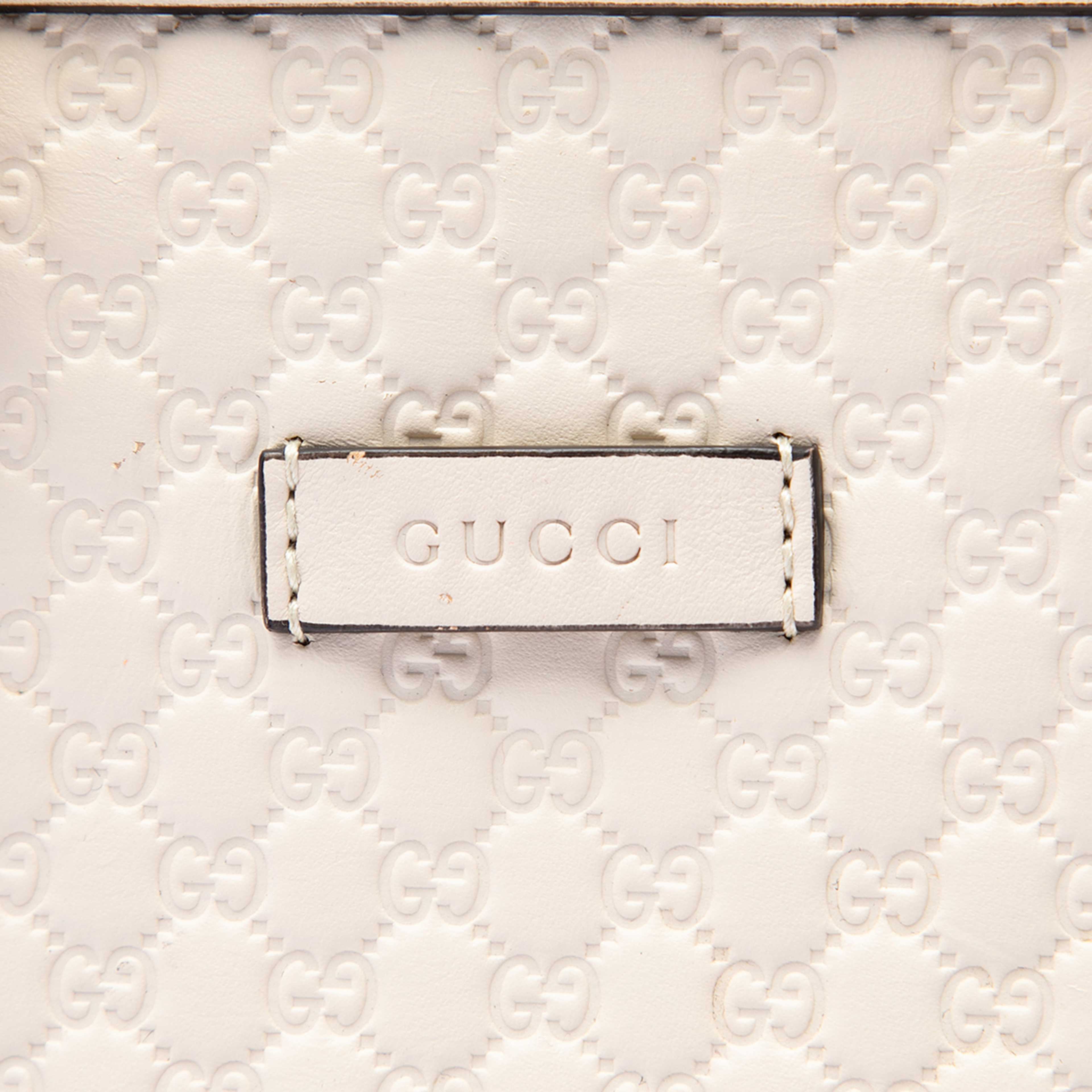Gucci Mini Microguccissima Dome Satchel, från Luxclusif, i färgen ivory. Klicka för att öppna bilden i stort format