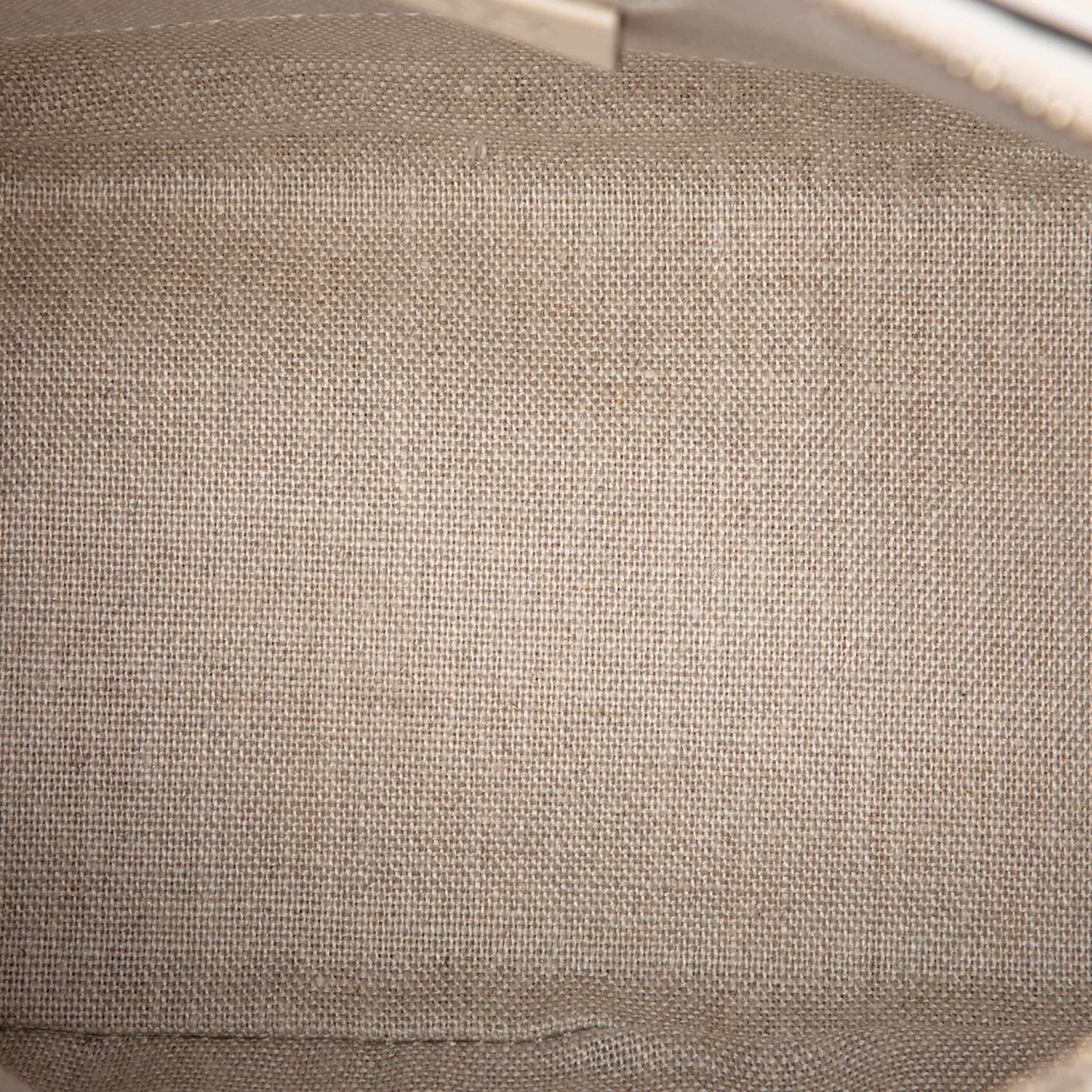 Gucci Mini Microguccissima Dome Satchel, från Luxclusif, i färgen ivory. Klicka för att öppna bilden i stort format