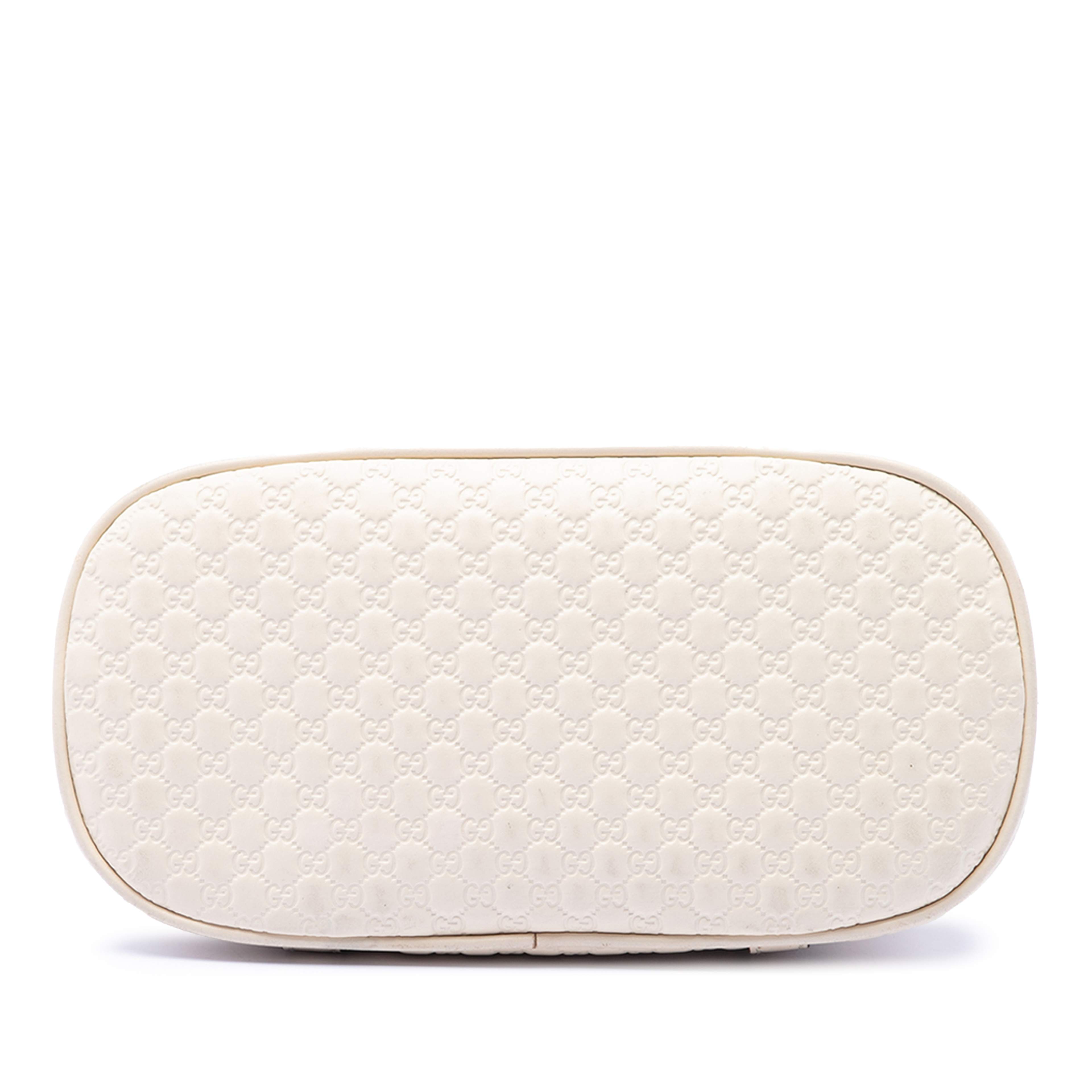 Gucci Mini Microguccissima Dome Satchel, från Luxclusif, i färgen ivory. Klicka för att öppna bilden i stort format