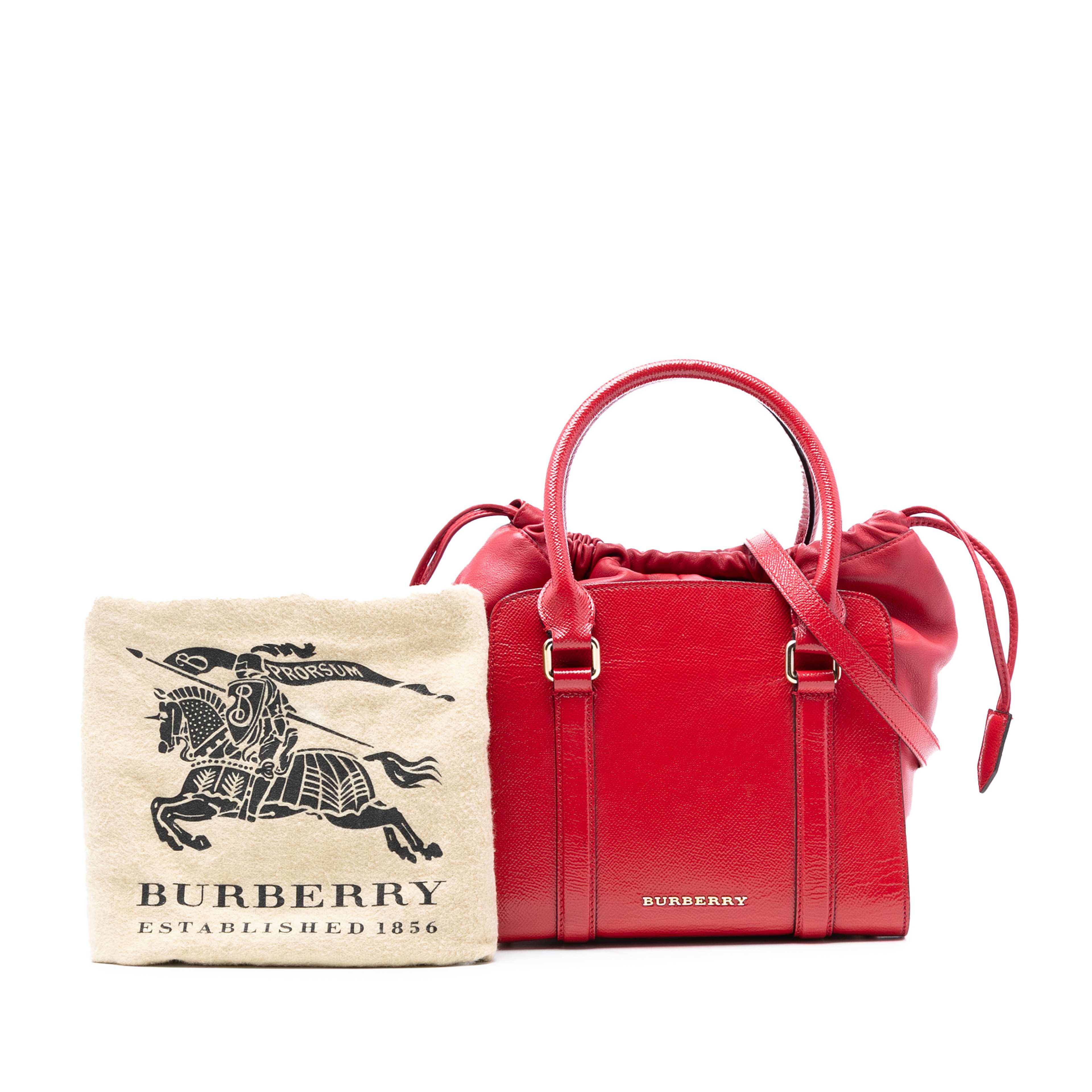 Burberry Small Patent Dinton Satchel, från Luxclusif, i färgen röd. Klicka för att öppna bilden i stort format