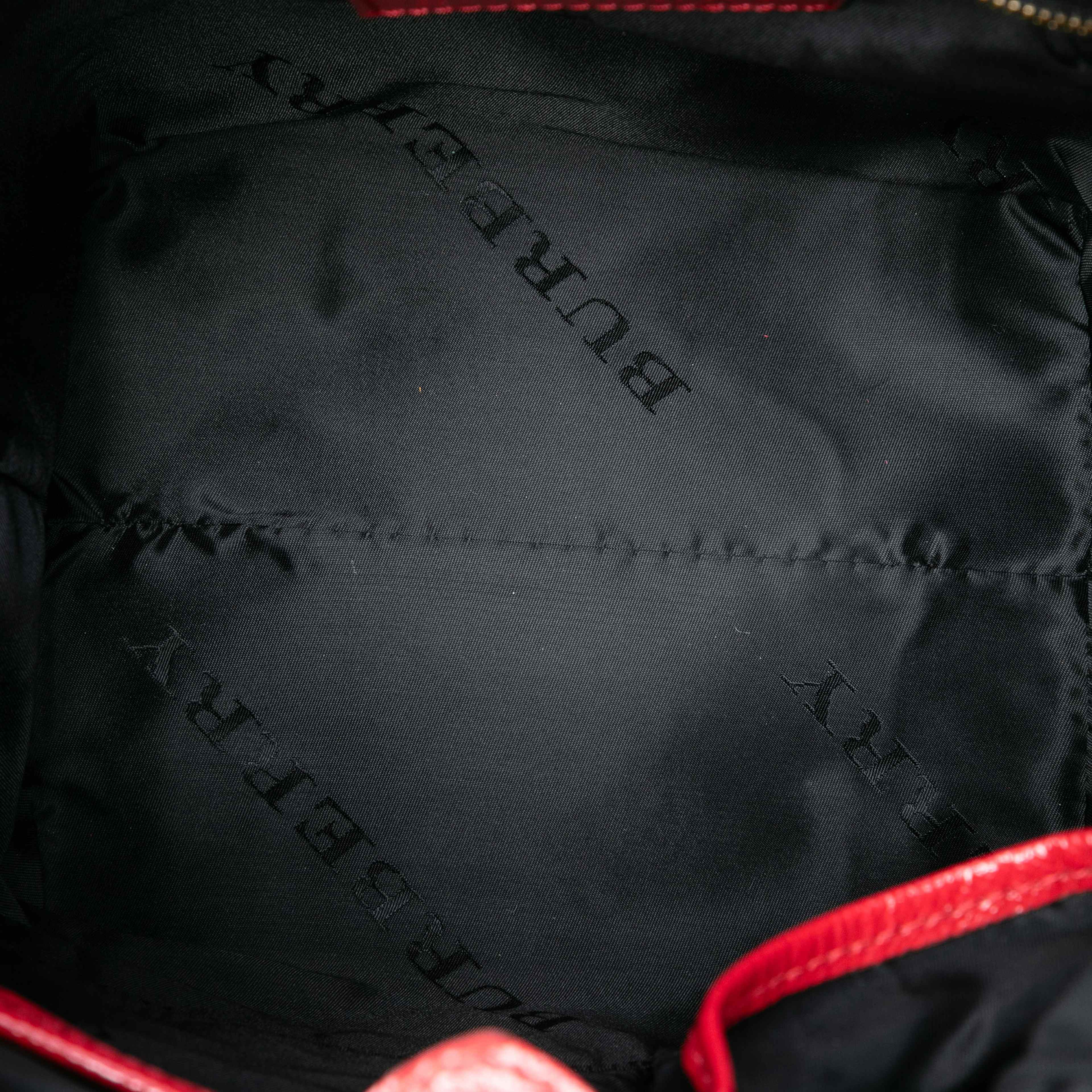 Burberry Small Patent Dinton Satchel, från Luxclusif, i färgen red. Klicka för att öppna bilden i stort format