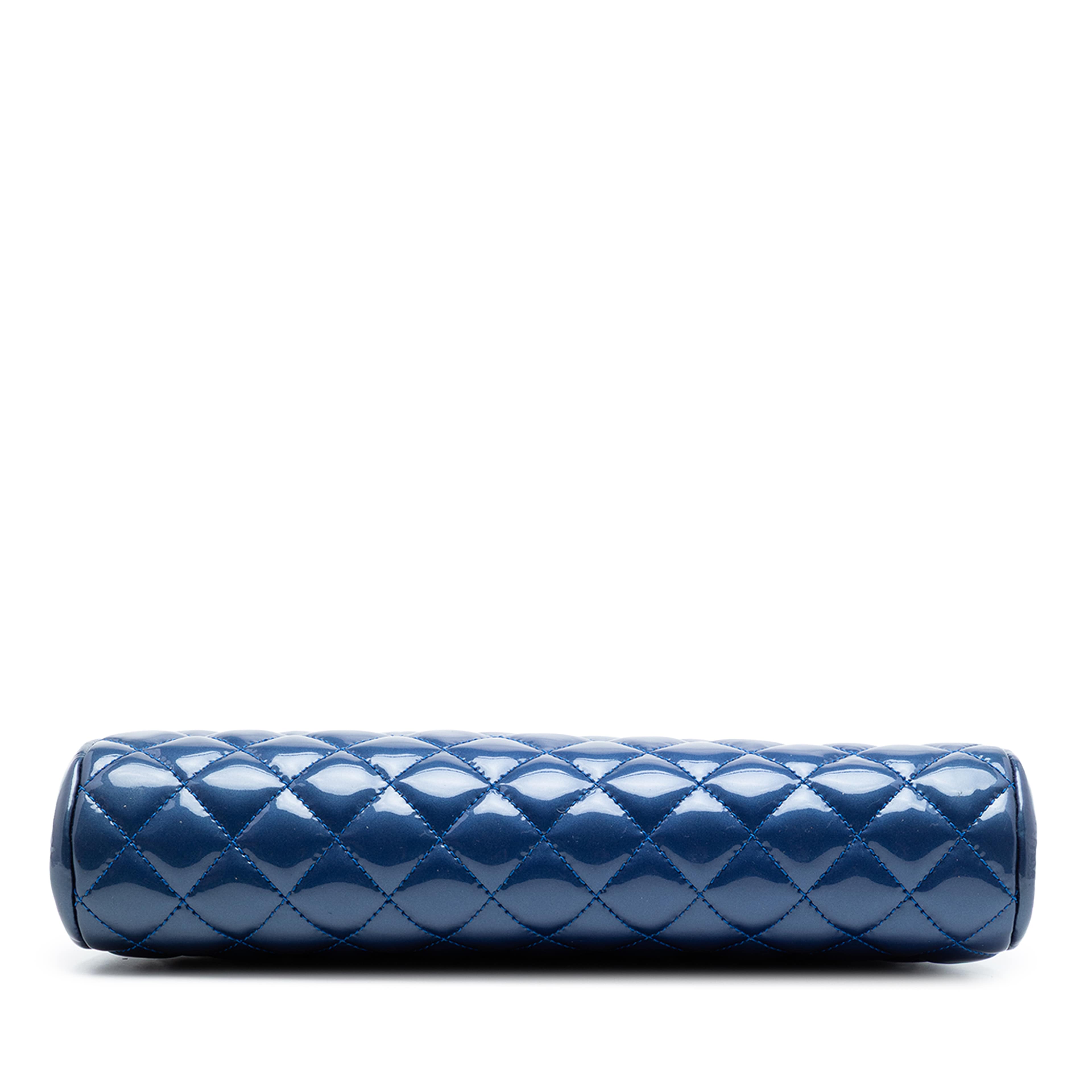 Chanel Quilted Patent Timeless Kiss Lock Clutch, från Luxclusif, i färgen blå. Klicka för att öppna bilden i stort format
