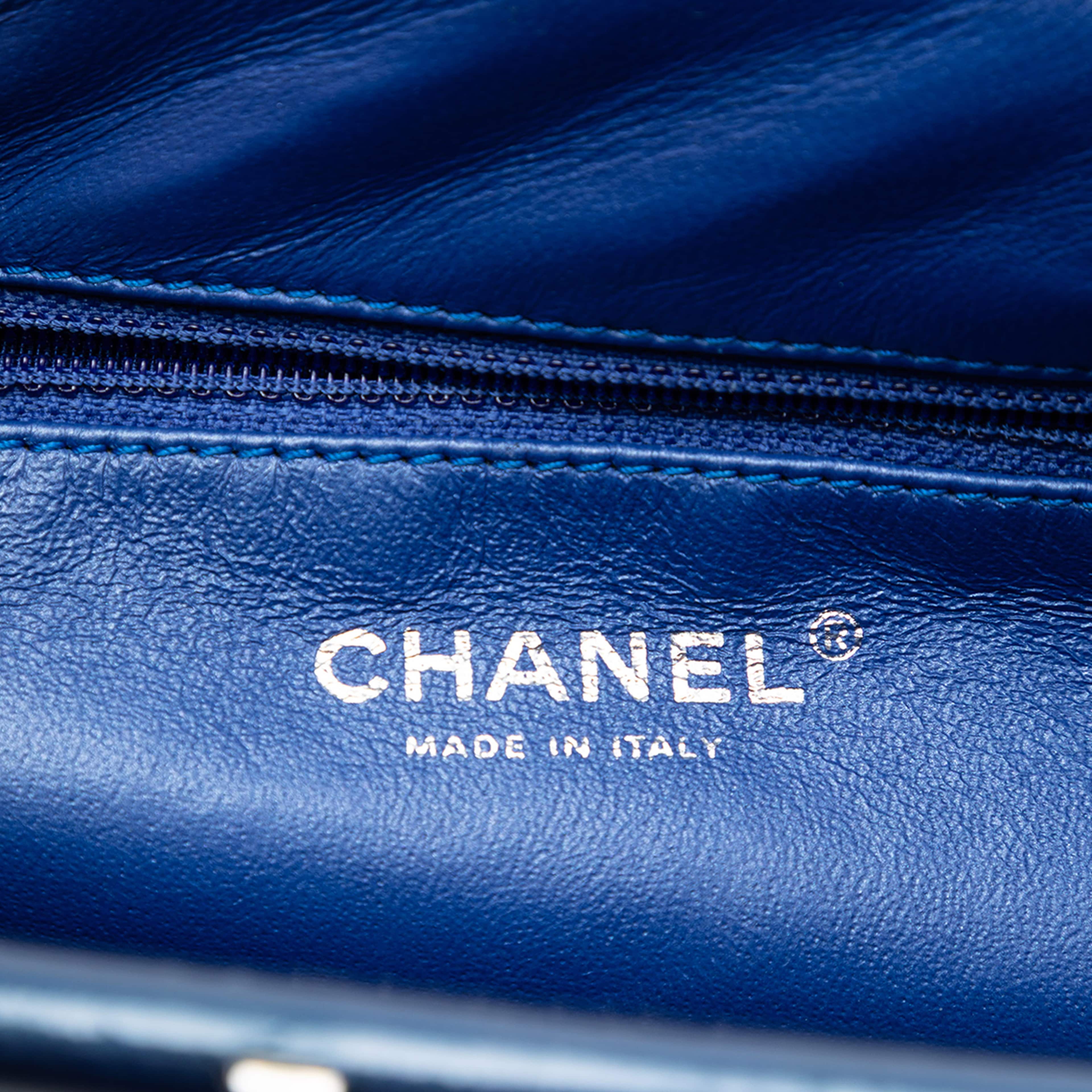 Chanel Quilted Patent Timeless Kiss Lock Clutch, från Luxclusif, i färgen blue. Klicka för att öppna bilden i stort format