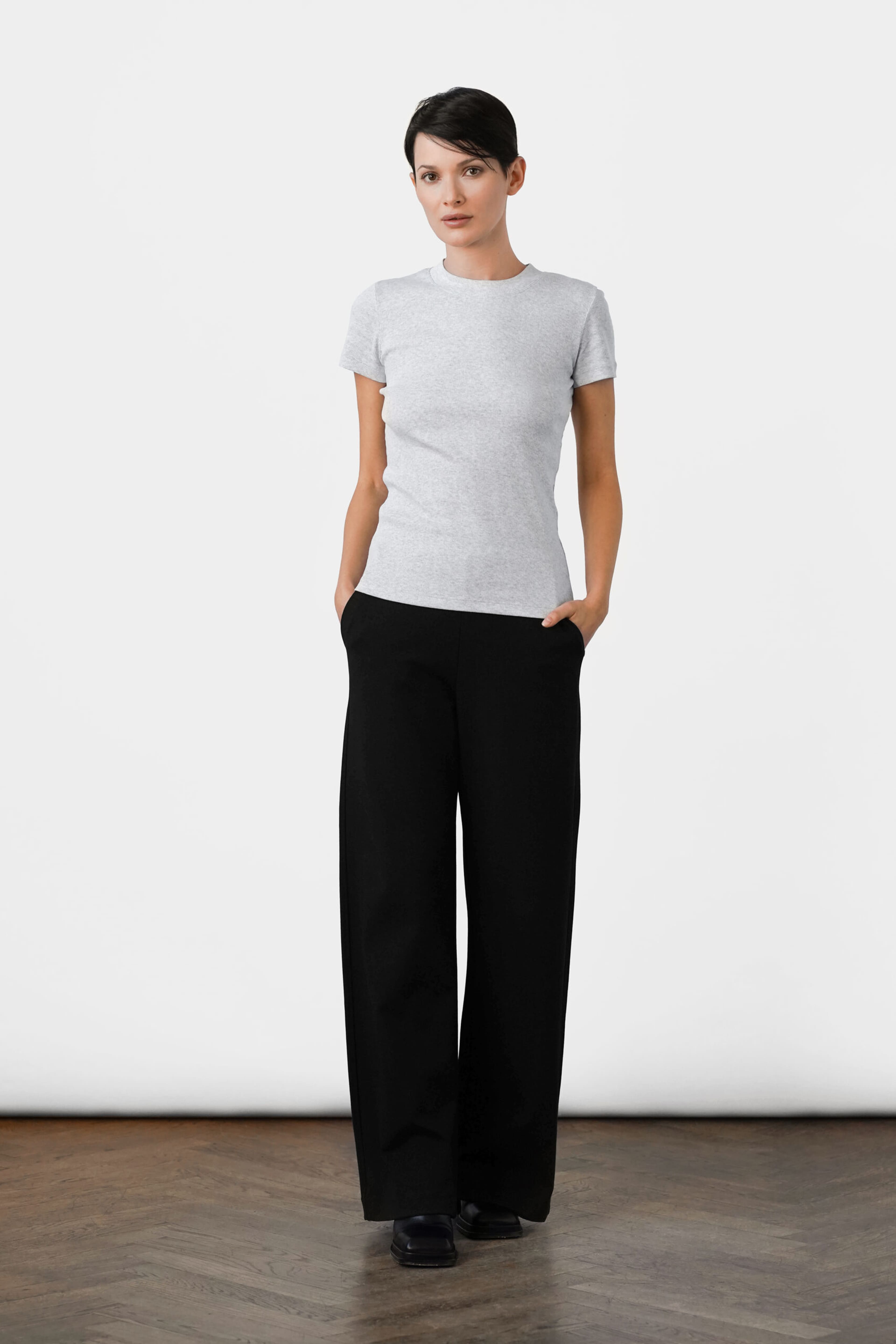 Ottille Tee - Grey Melange, från Residus, i färgen grey. Klicka för att öppna bilden i stort format