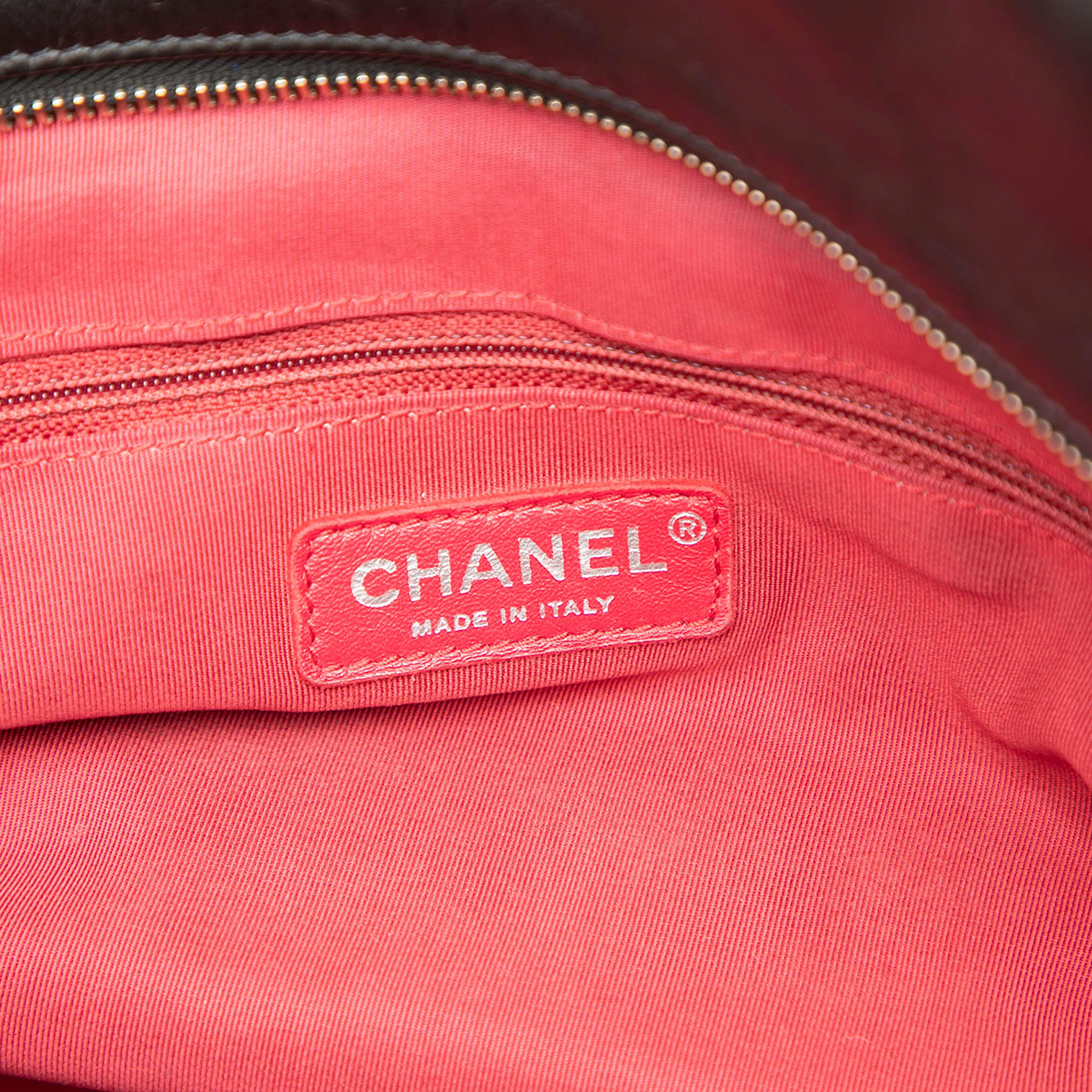 Chanel Large Aged Calfskin Gabrielle Shopping Tote, från Luxclusif, i färgen black. Klicka för att öppna bilden i stort format