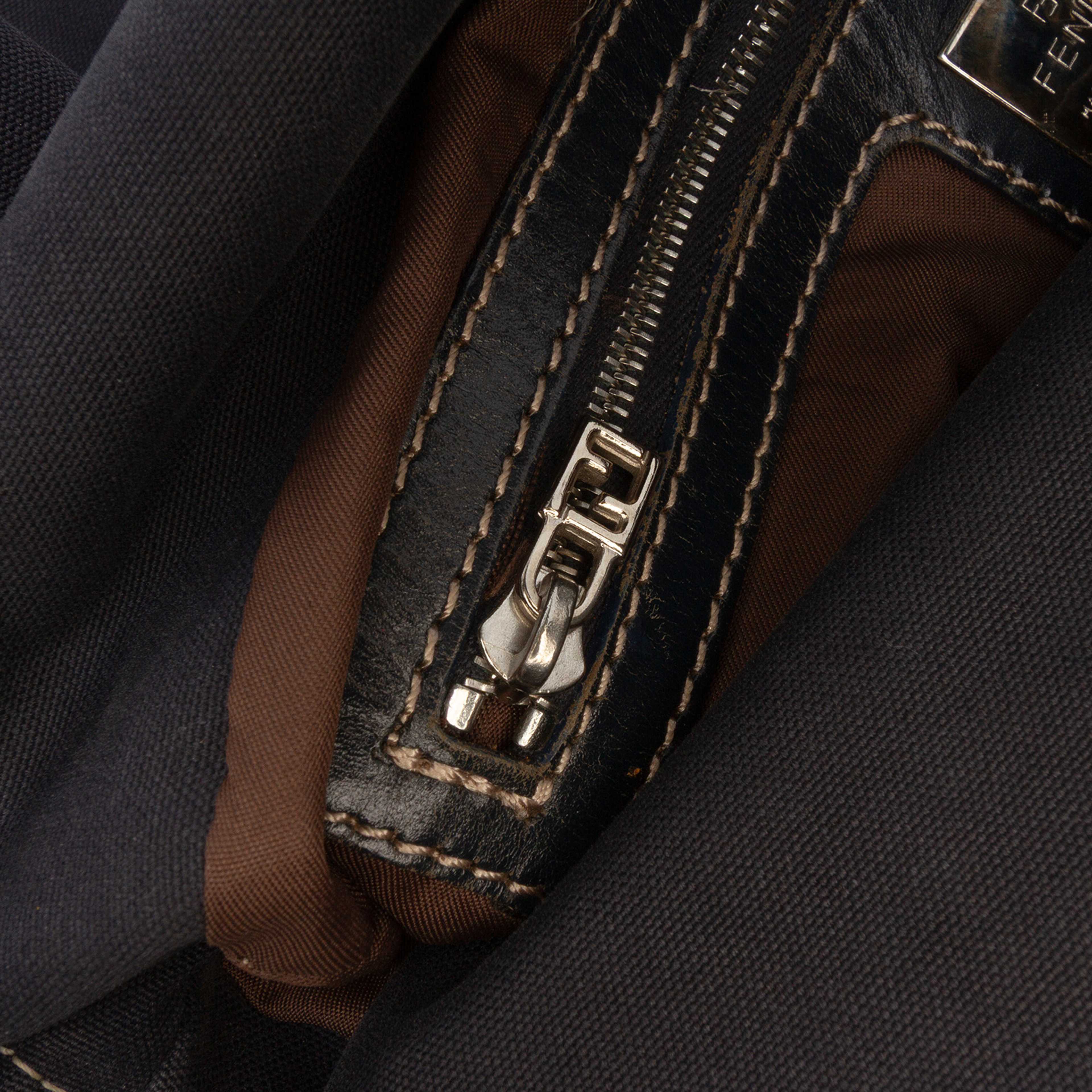 Fendi Canvas Ff Marble Double Flap Shoulder Bag, från Luxclusif, i färgen navy. Klicka för att öppna bilden i stort format