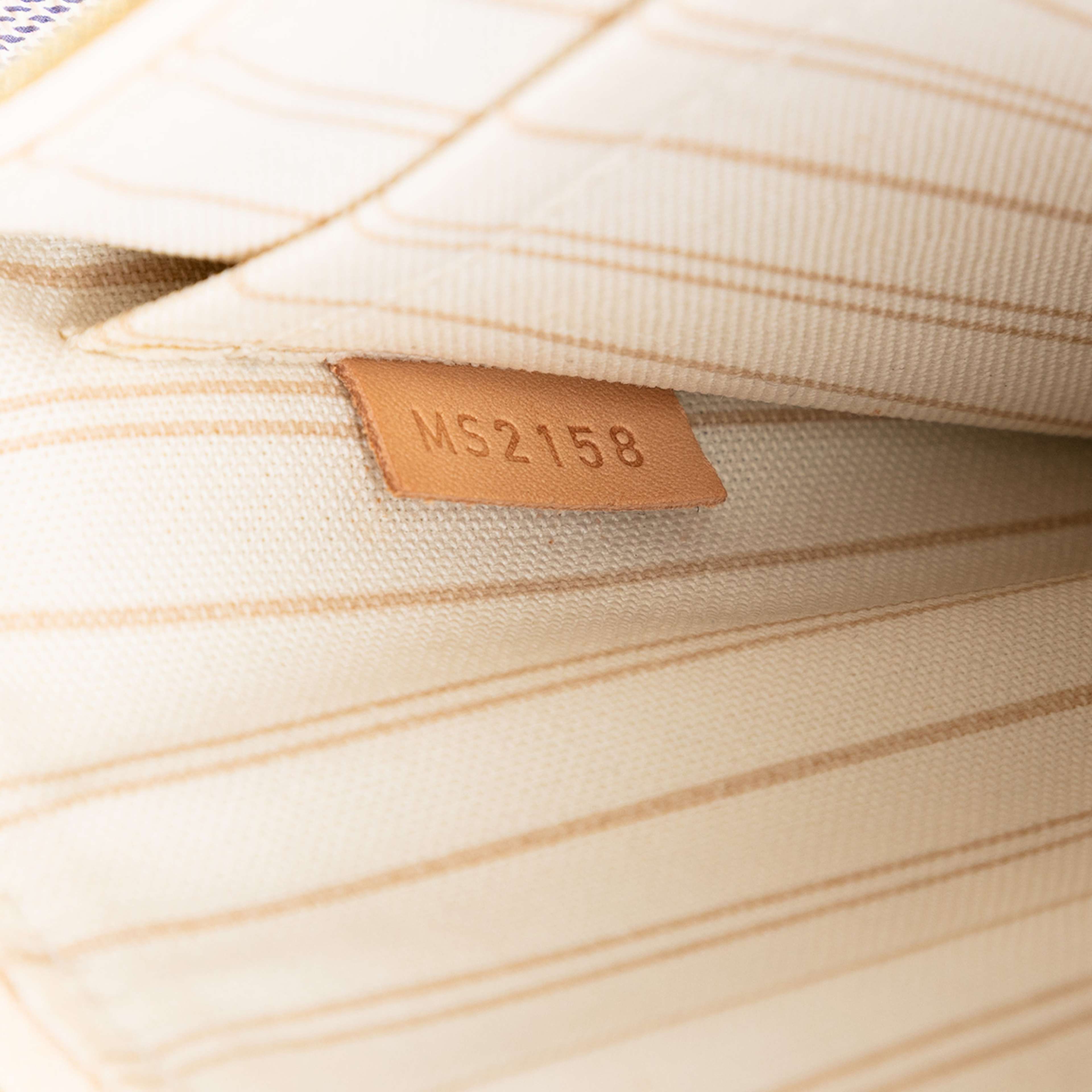 Louis Vuitton Damier Azur Neverfull Mm Pouch, från Luxclusif, i färgen white. Klicka för att öppna bilden i stort format