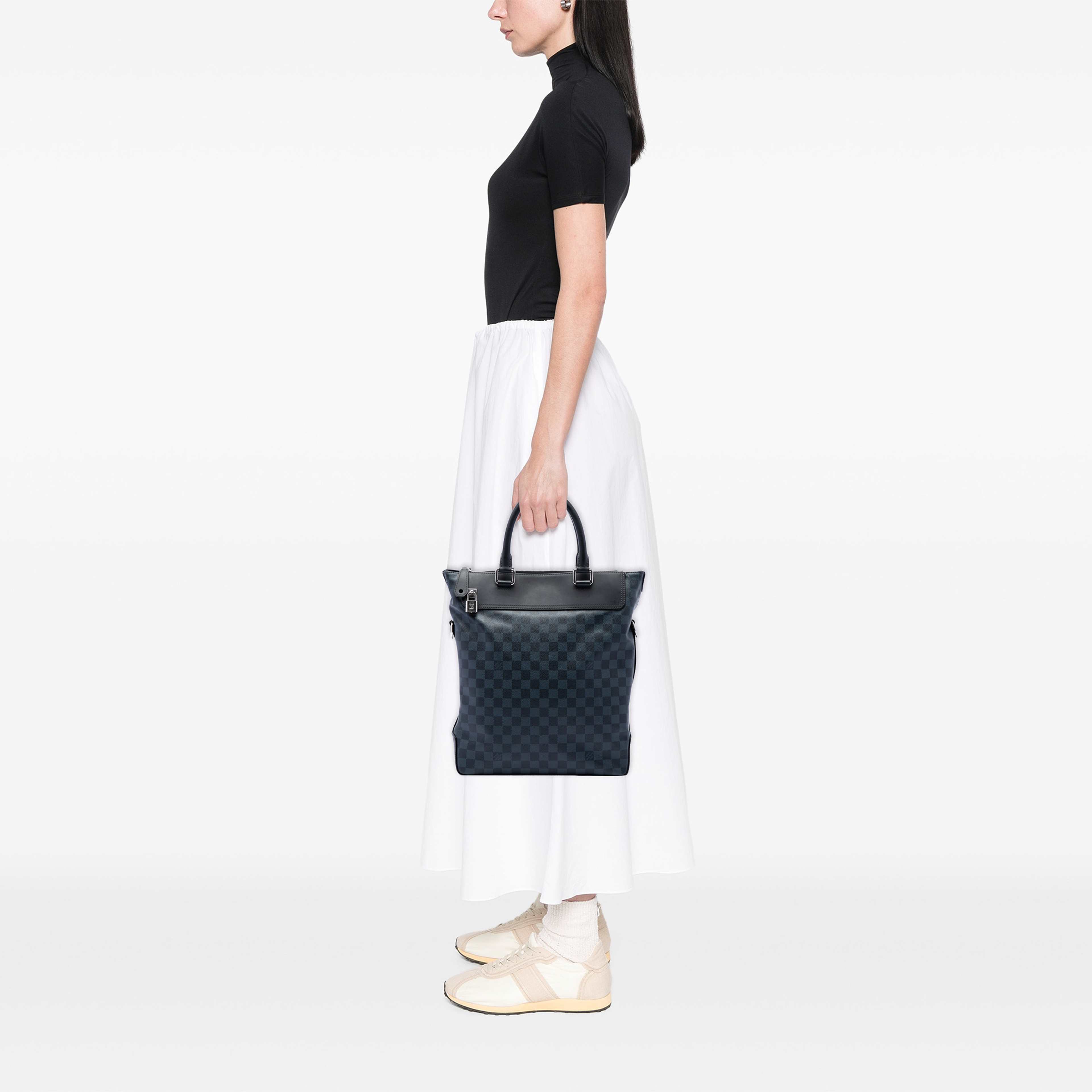 Louis Vuitton Damier Cobalt Greenwich Tote, från Luxclusif, i färgen blå. Klicka för att öppna bilden i stort format