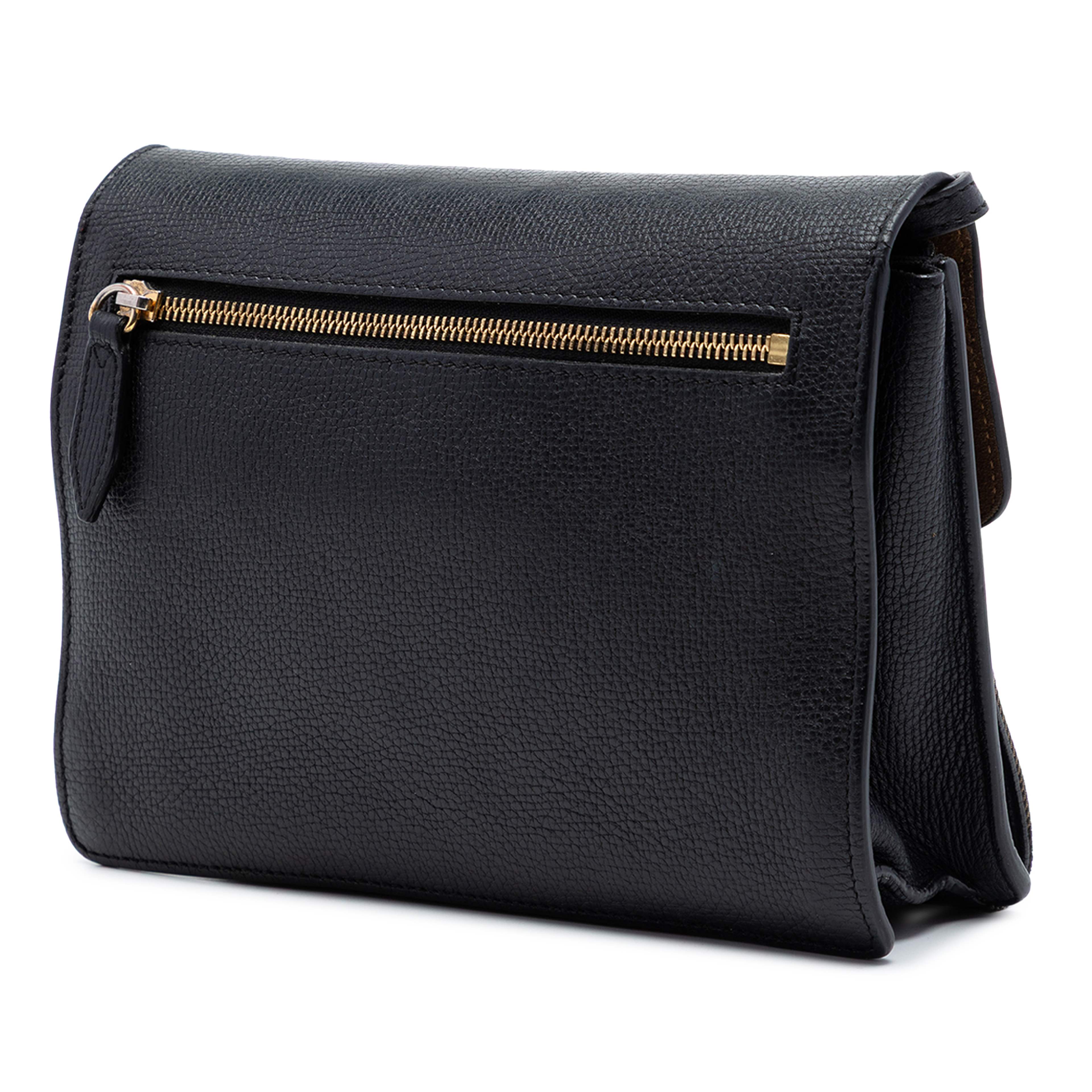 Burberry Small Leather And House Check Canvas Derby Macken Crossbody, från Luxclusif, i färgen svart. Klicka för att öppna bilden i stort format