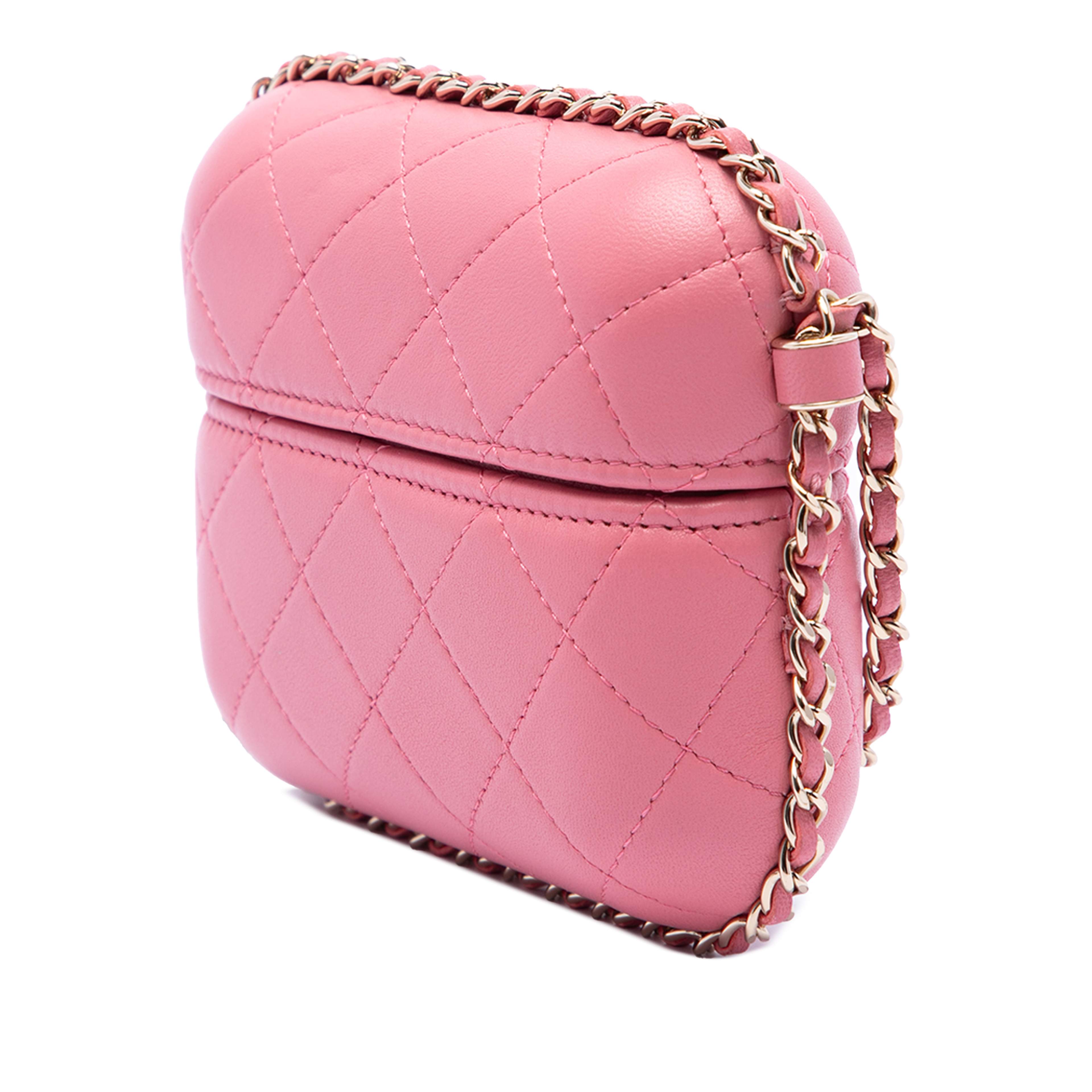 Chanel Mini Quilted Lambskin Chain Around Vanity Case, från Luxclusif, i färgen rosa. Klicka för att öppna bilden i stort format