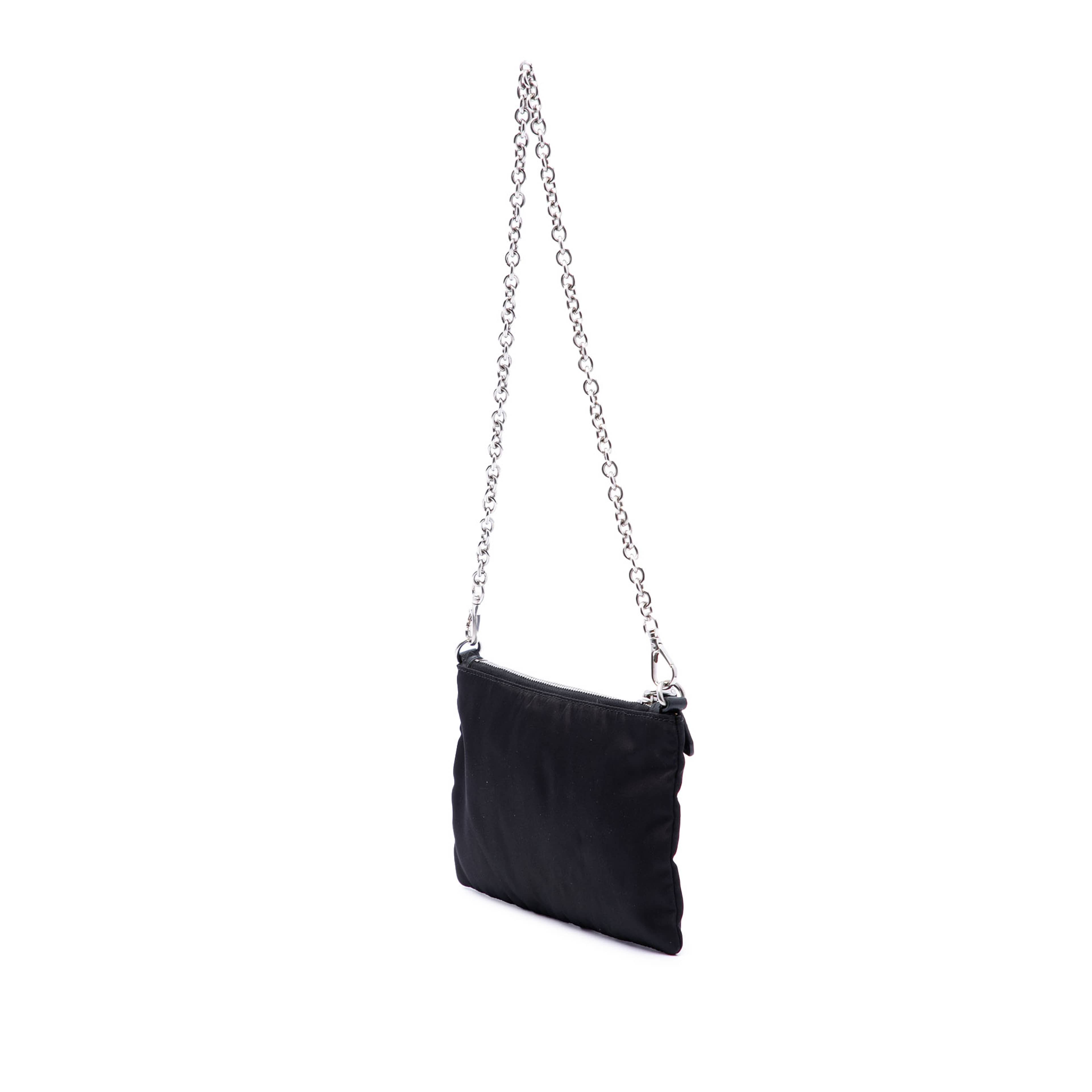 Prada Tessuto Chihuahua Chain Pouch, från Luxclusif, i färgen svart. Klicka för att öppna bilden i stort format