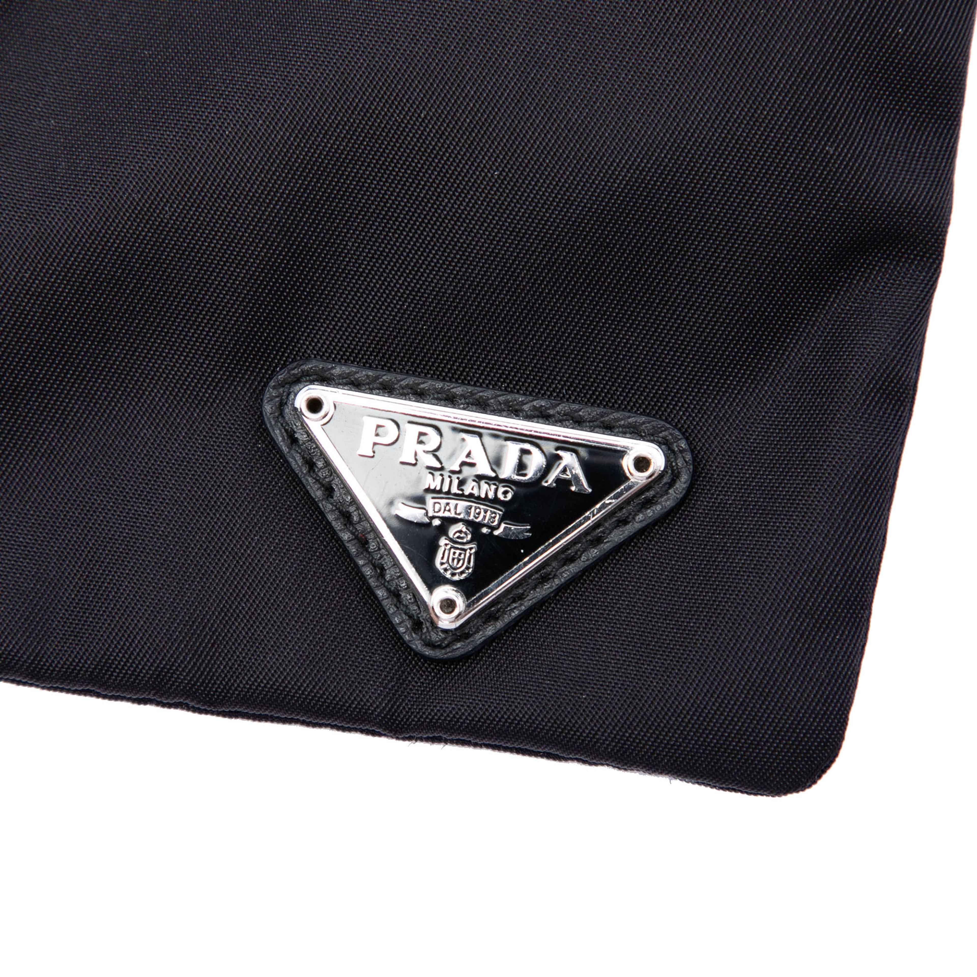 Prada Tessuto Chihuahua Chain Pouch, från Luxclusif, i färgen svart. Klicka för att öppna bilden i stort format
