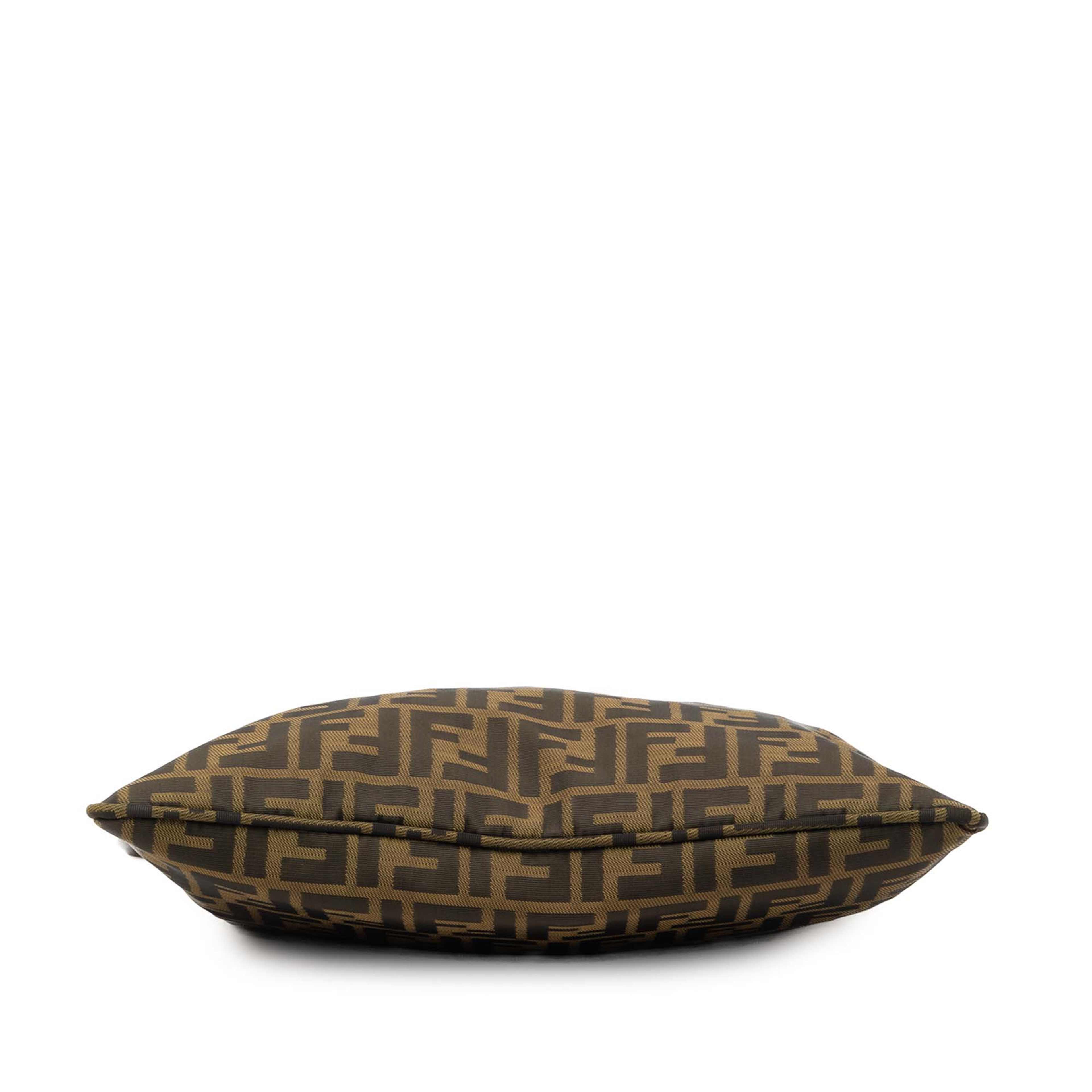 Fendi Zucca Canvas Tote, från Luxclusif, i färgen brown. Klicka för att öppna bilden i stort format