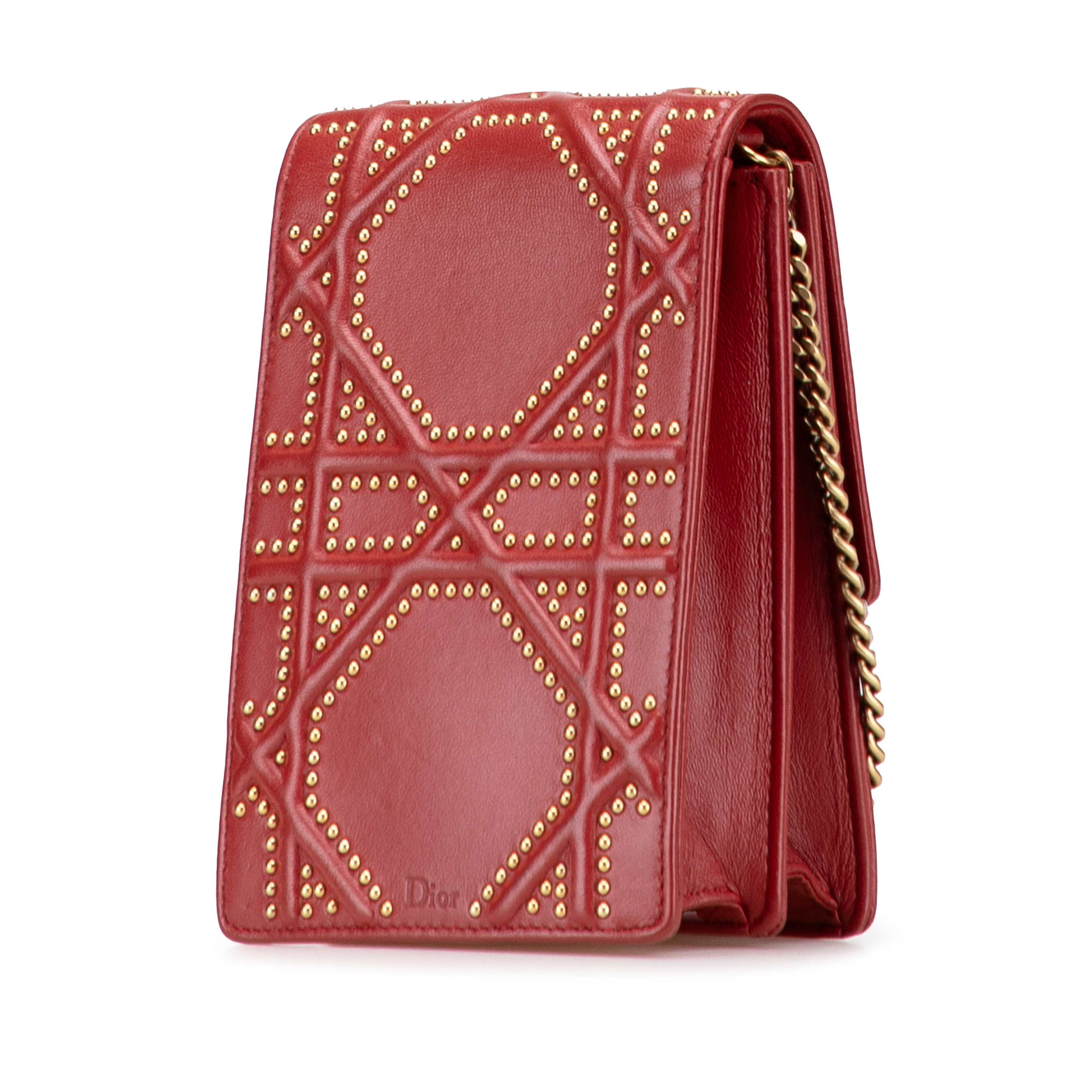 Dior Studded Lambskin Vertical Diorama Crossbody, från Luxclusif, i färgen röd. Klicka för att öppna bilden i stort format