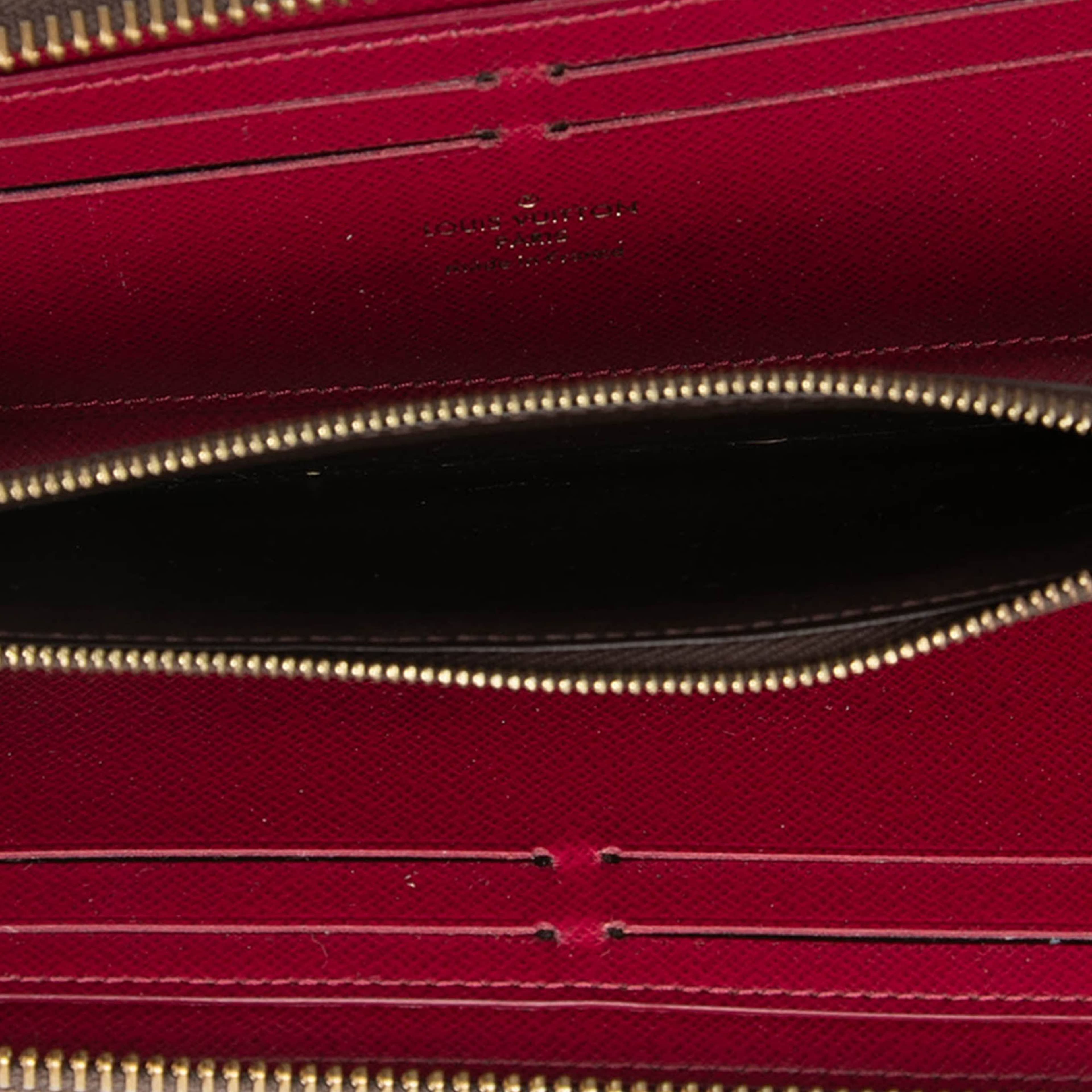 Louis Vuitton Monogram Clemence Wallet, från Luxclusif, i färgen brown. Klicka för att öppna bilden i stort format