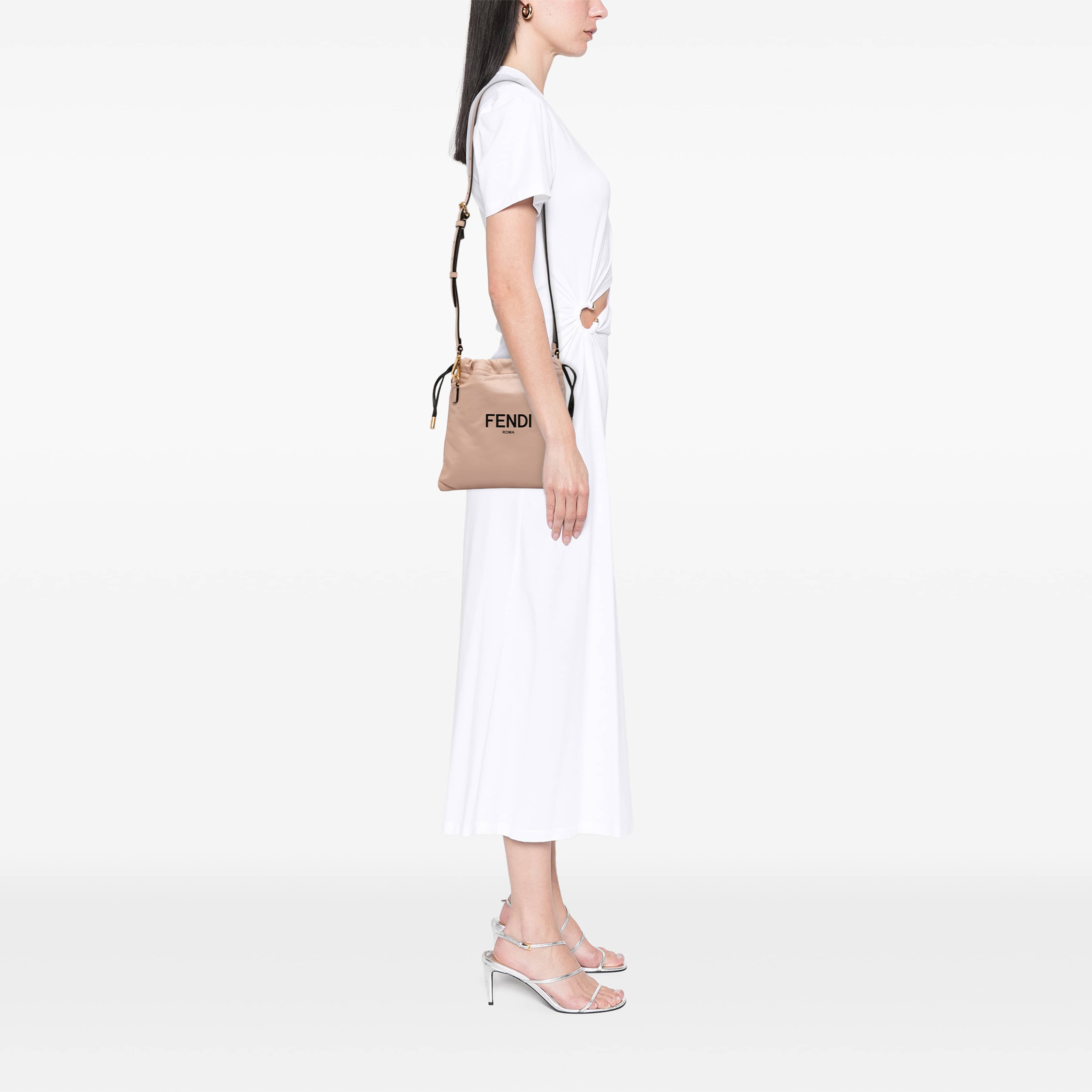 Fendi Small Calfskin Roma Drawstring Crossbody, från Luxclusif, i färgen rosa. Klicka för att öppna bilden i stort format