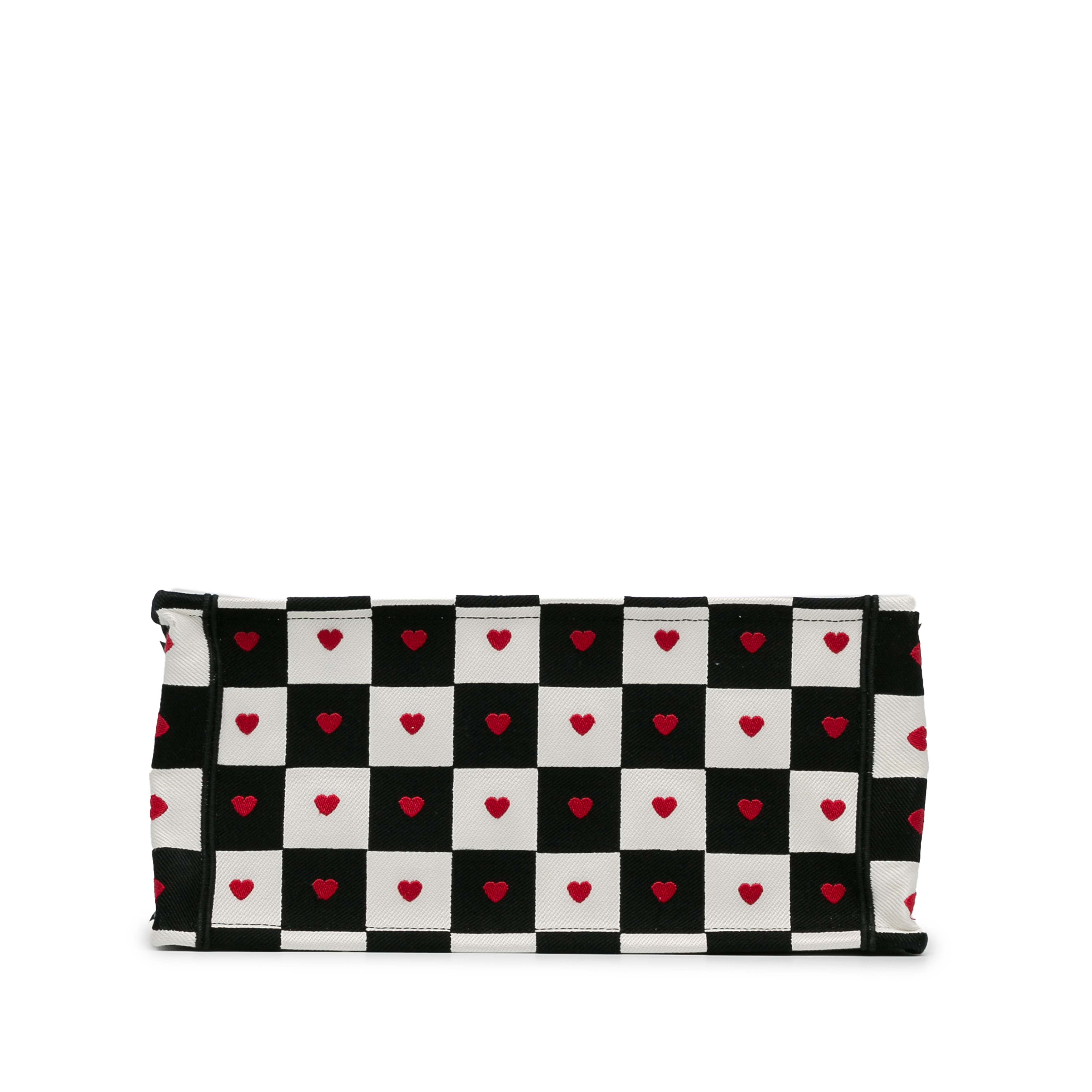 Dior Medium Dioramour D-chess Book Tote, från Luxclusif, i färgen white. Klicka för att öppna bilden i stort format