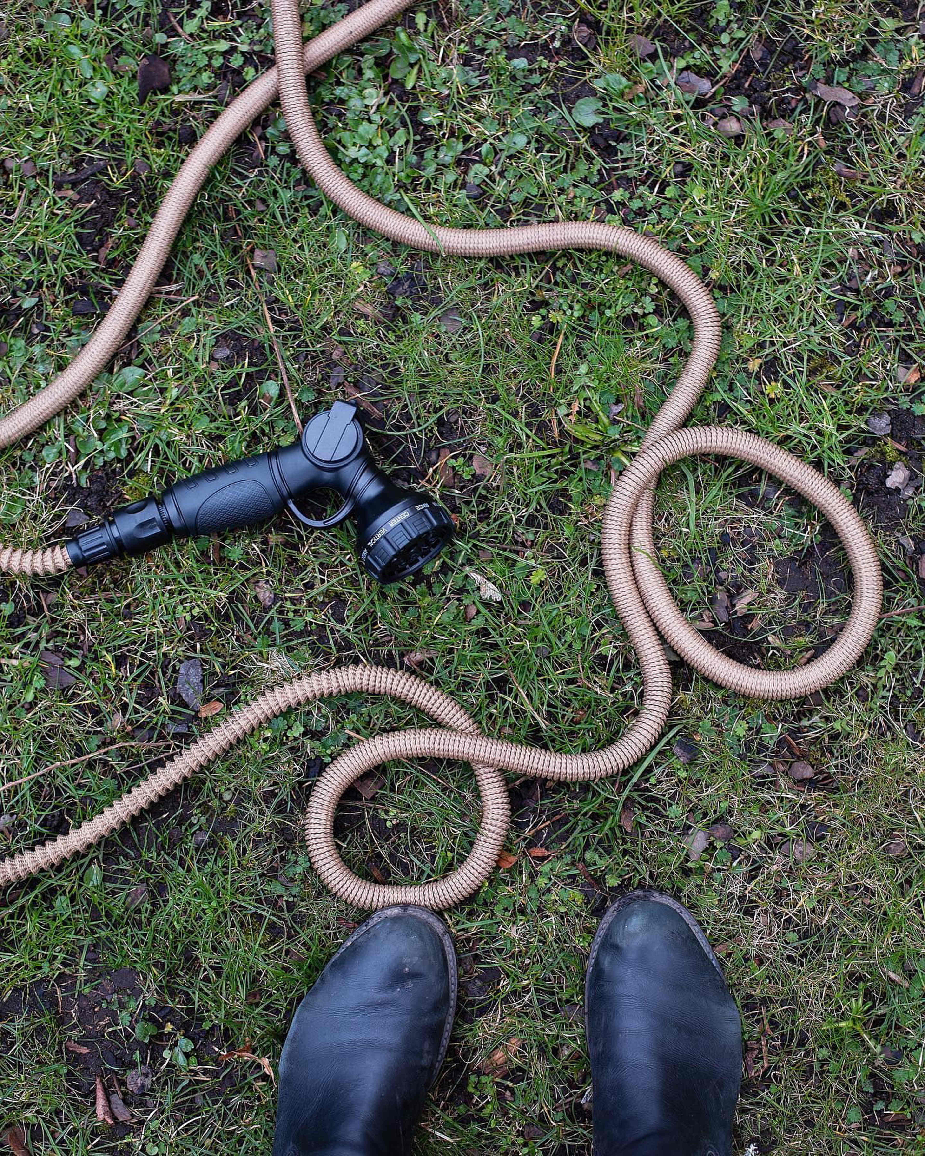 Vattenslang Deluxe 15 M, från by Benson, i färgen sand. Klicka för att öppna bilden i stort format