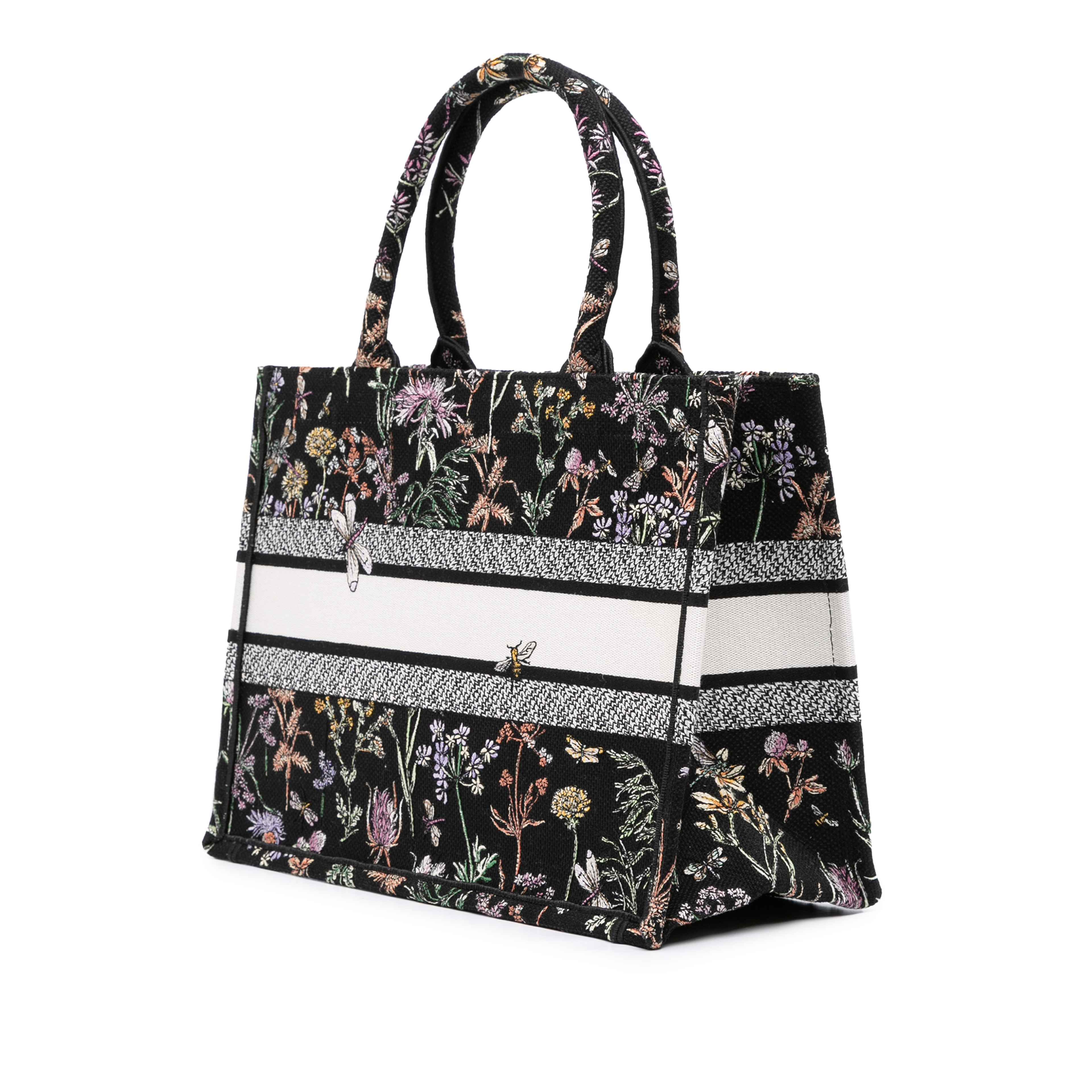 Dior Medium Embroidered Canvas Herbarium Book Tote, från Luxclusif, i färgen black. Klicka för att öppna bilden i stort format