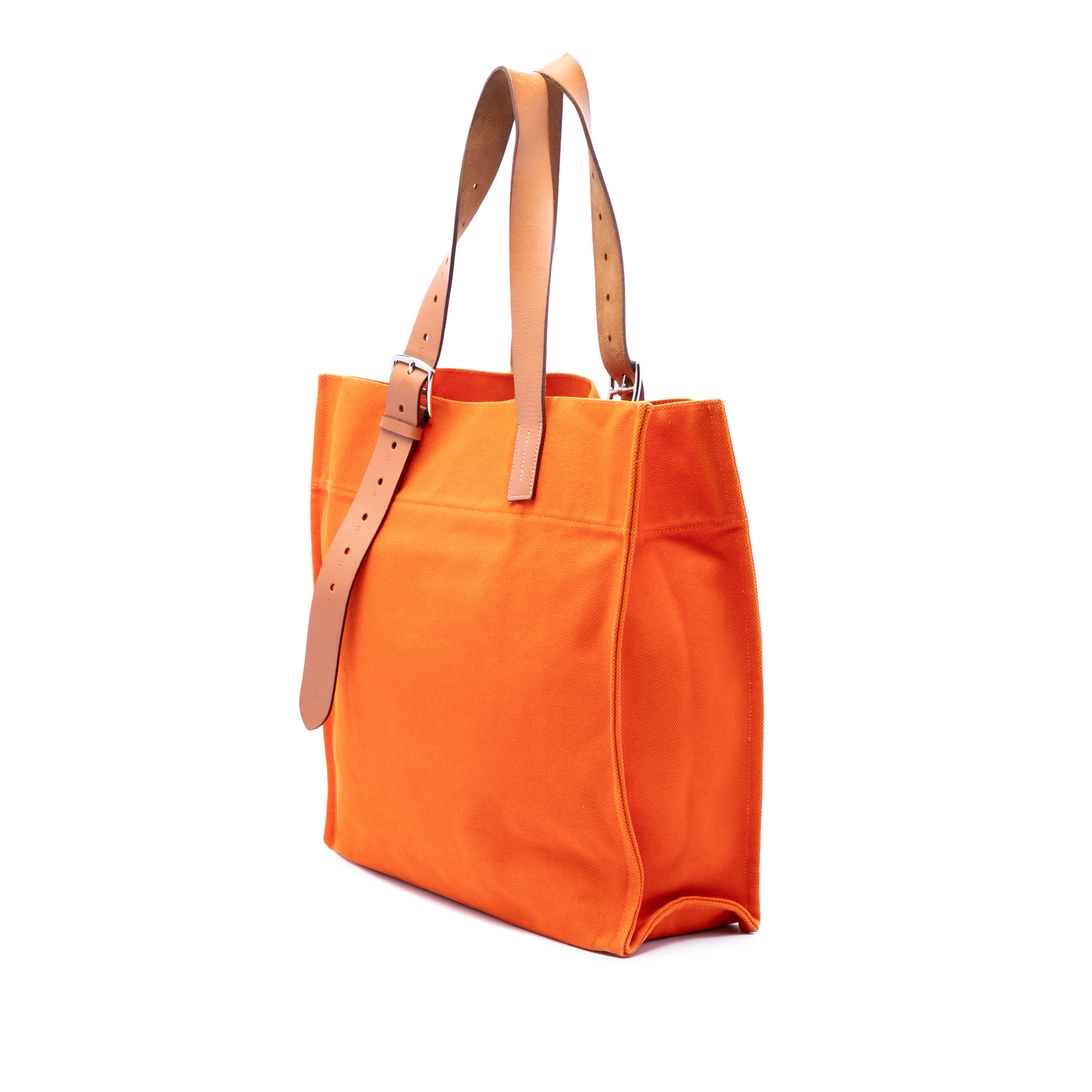 Hermès Clemence Picotin Lock 18, från Luxclusif, i färgen orange. Klicka för att öppna bilden i stort format