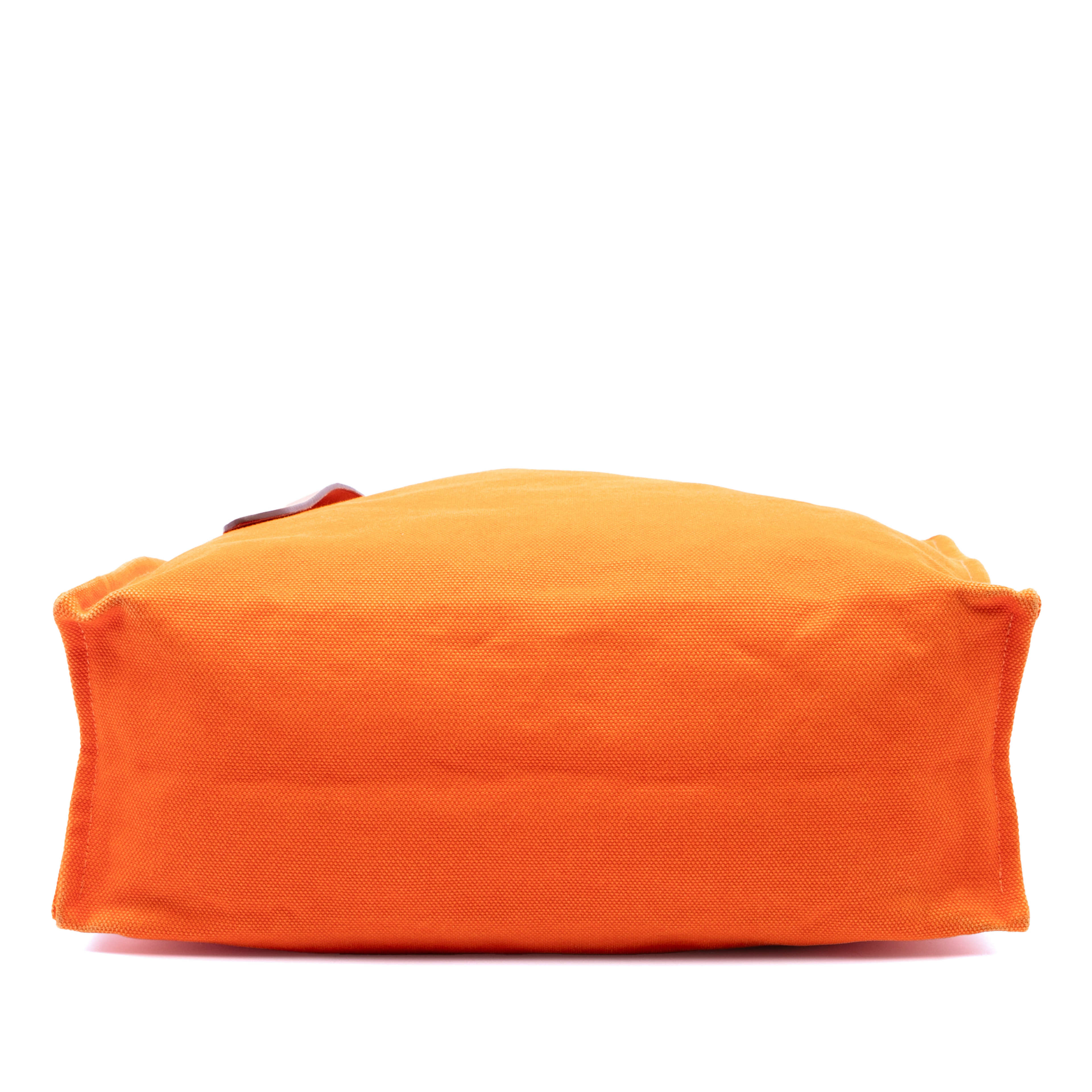 Hermès Clemence Picotin Lock 18, från Luxclusif, i färgen orange. Klicka för att öppna bilden i stort format