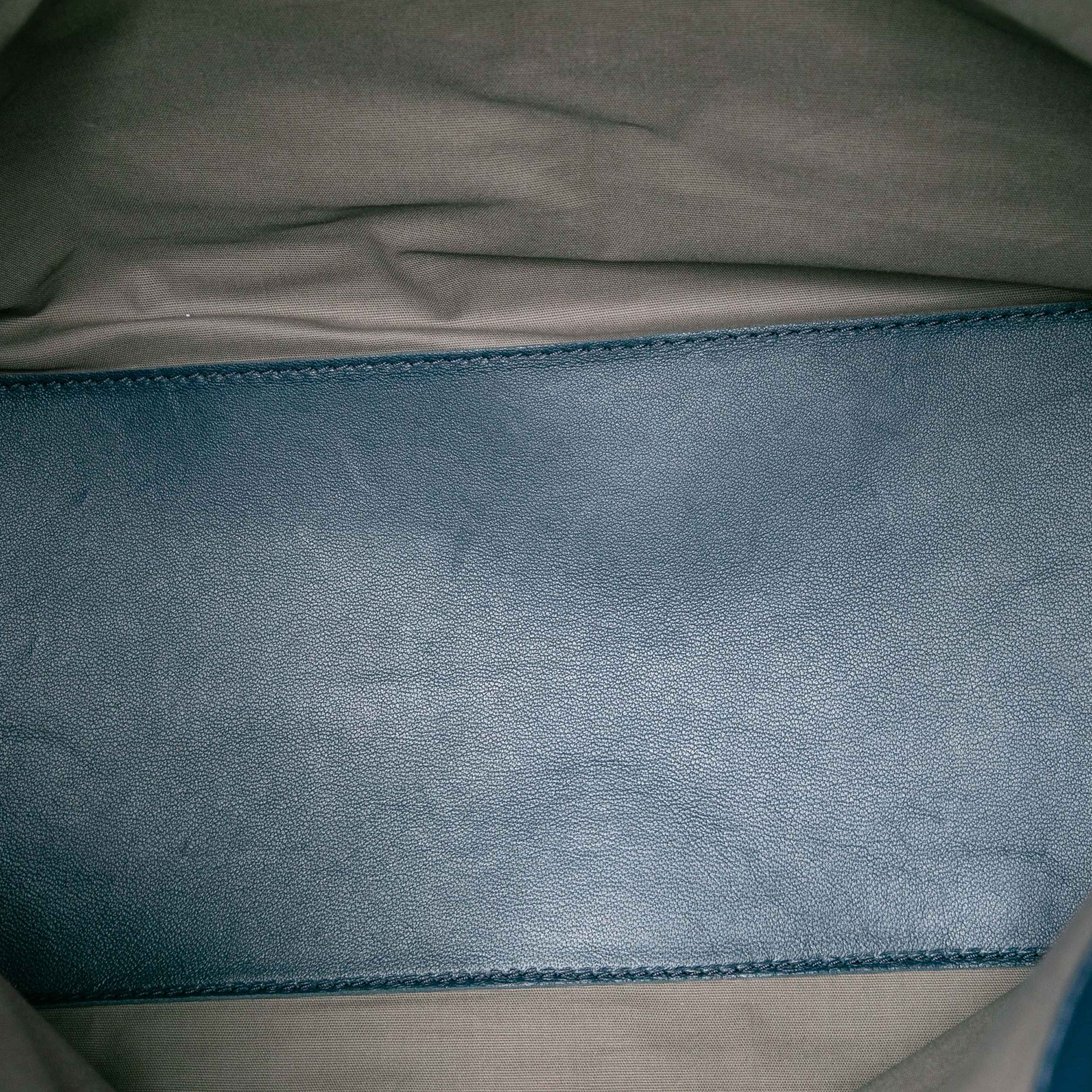 Bottega Veneta Nappa Intrecciato Flap Crossbody, från Luxclusif, i färgen navy. Klicka för att öppna bilden i stort format