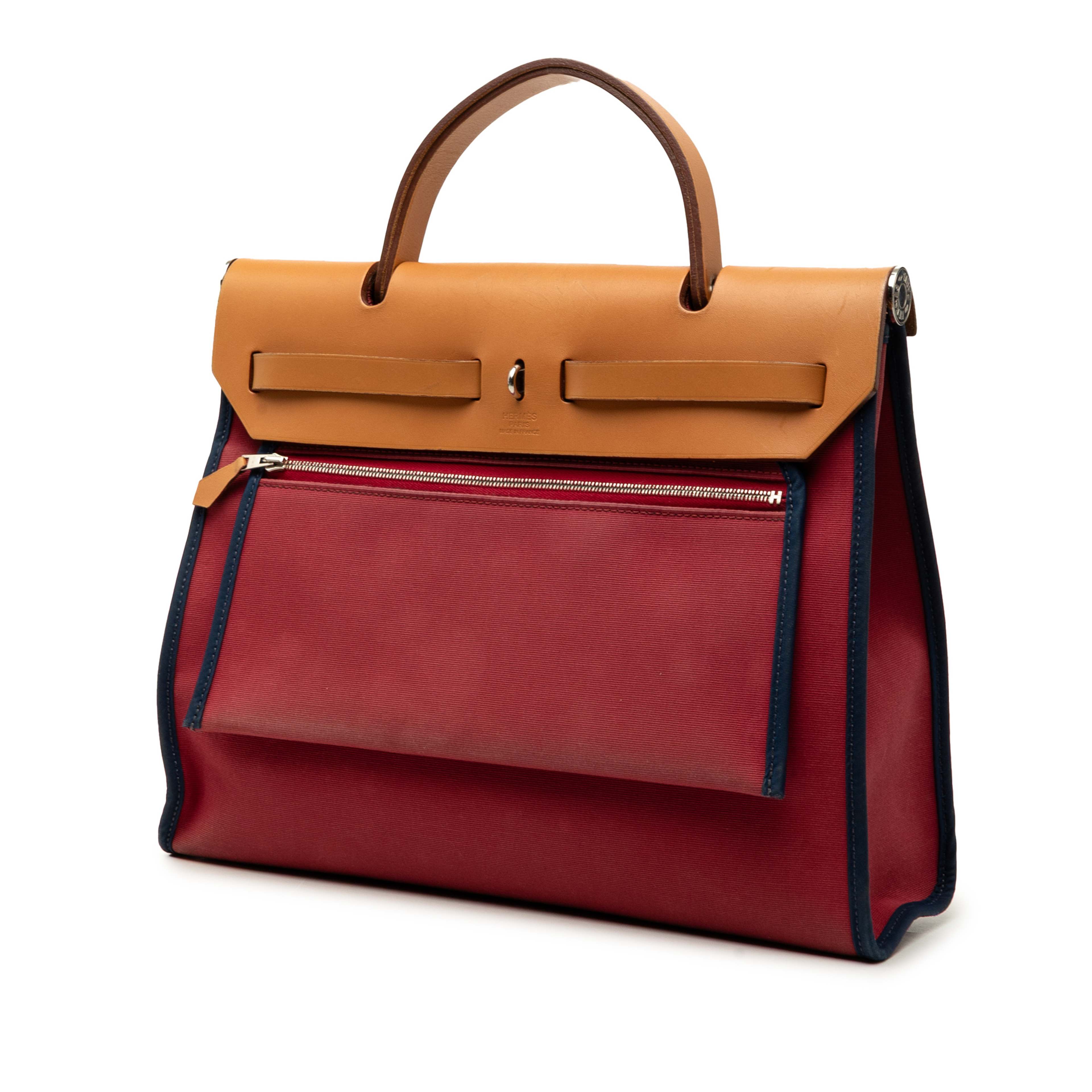 Hermès Toile Herbag Zip 31, från Luxclusif, i färgen röd. Klicka för att öppna bilden i stort format