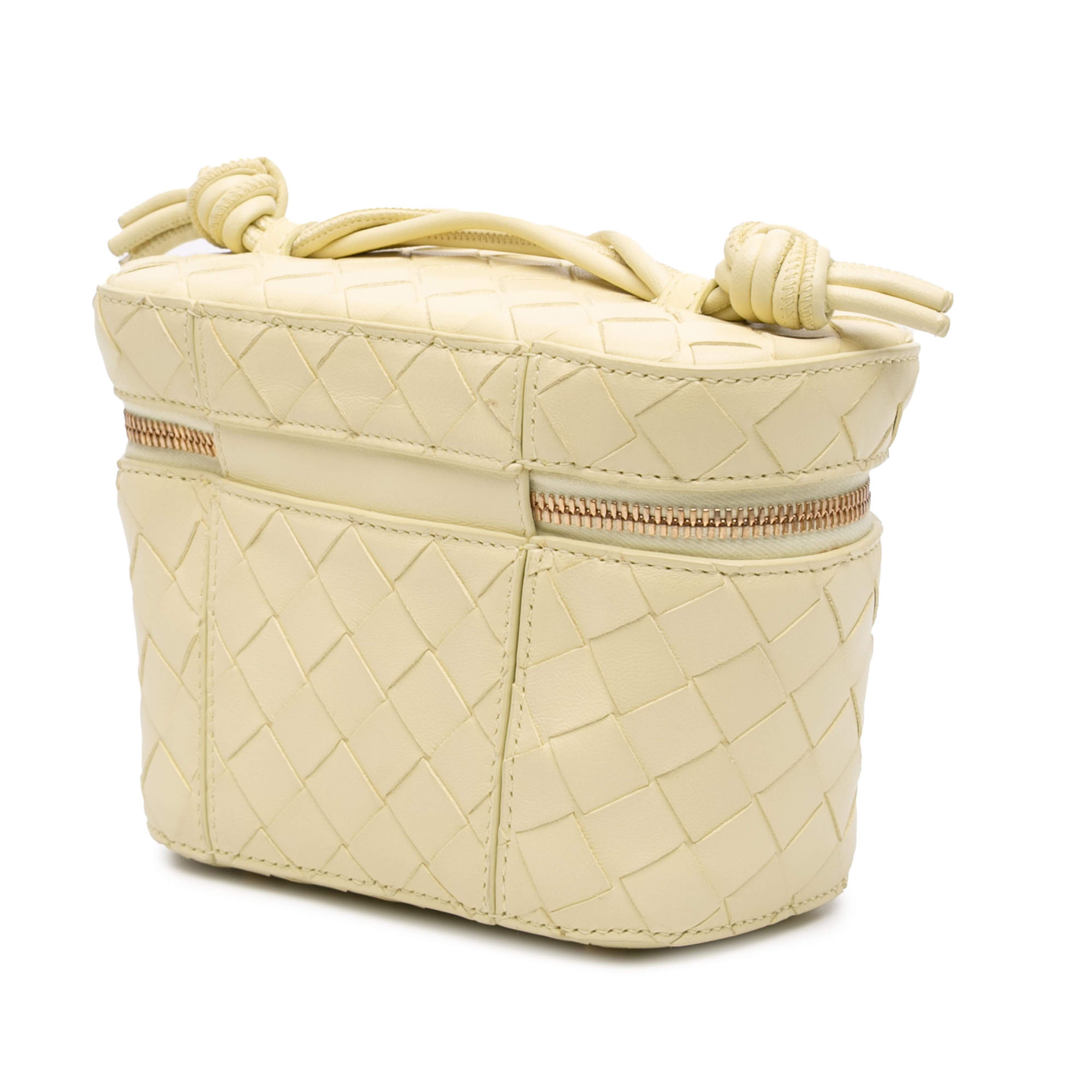 Bottega Veneta Mini Nappa Intrecciato Vanity Case, från Luxclusif, i färgen gul. Klicka för att öppna bilden i stort format