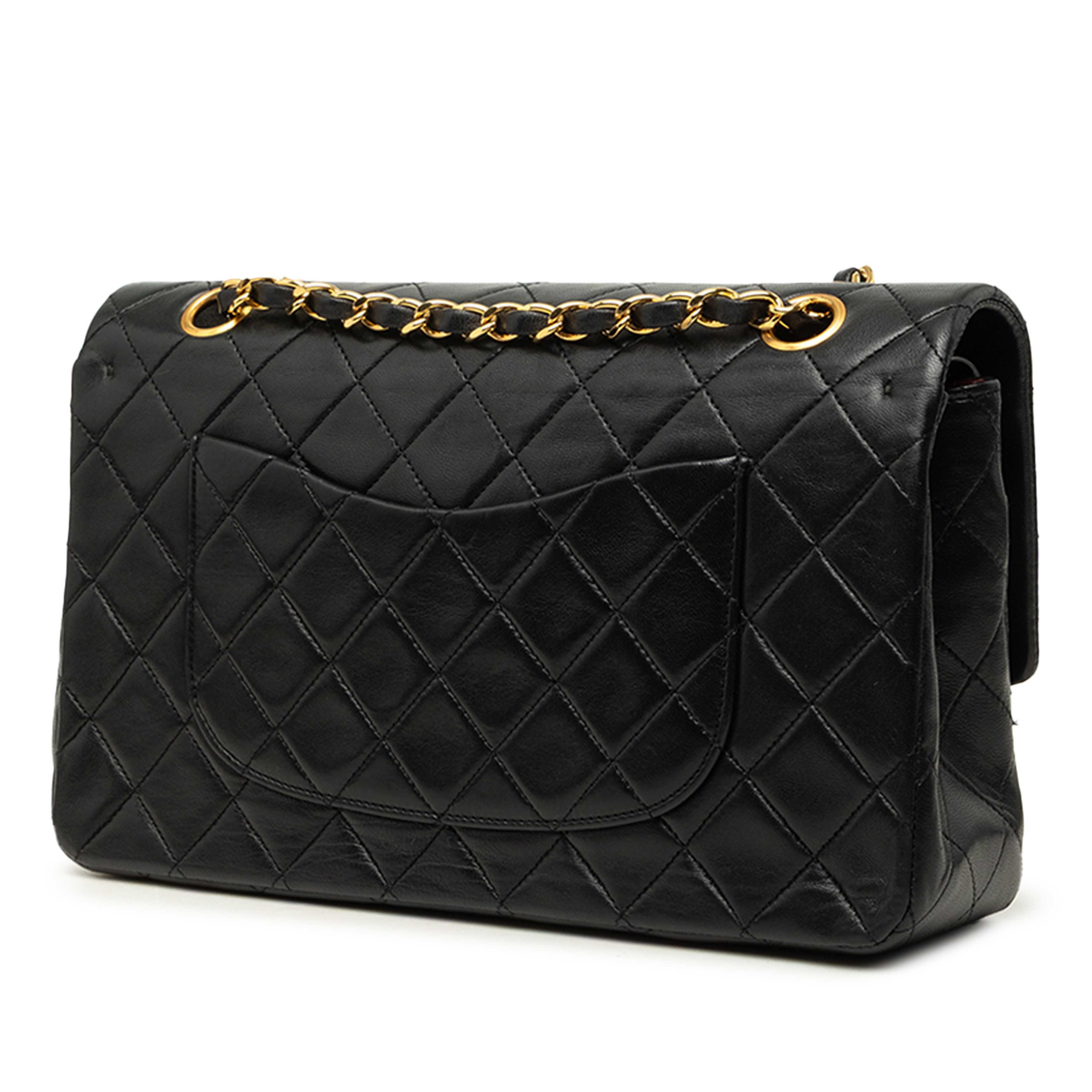 Chanel Medium Classic Lambskin Double Flap, från Luxclusif, i färgen svart. Klicka för att öppna bilden i stort format