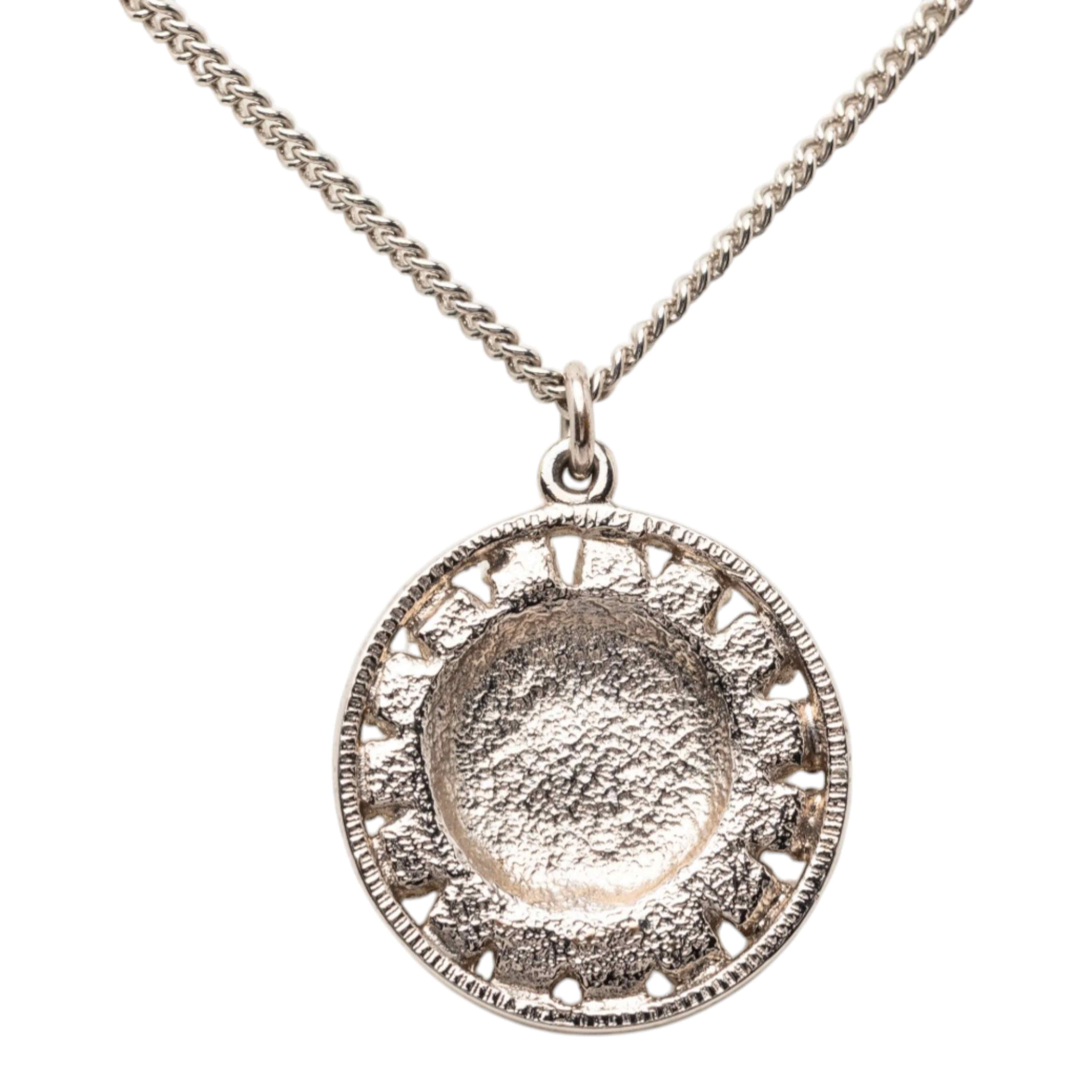 Chanel Cc Silver Plated Crystal Enamel Pendant Necklace, från Luxclusif, i färgen silver. Klicka för att öppna bilden i stort format