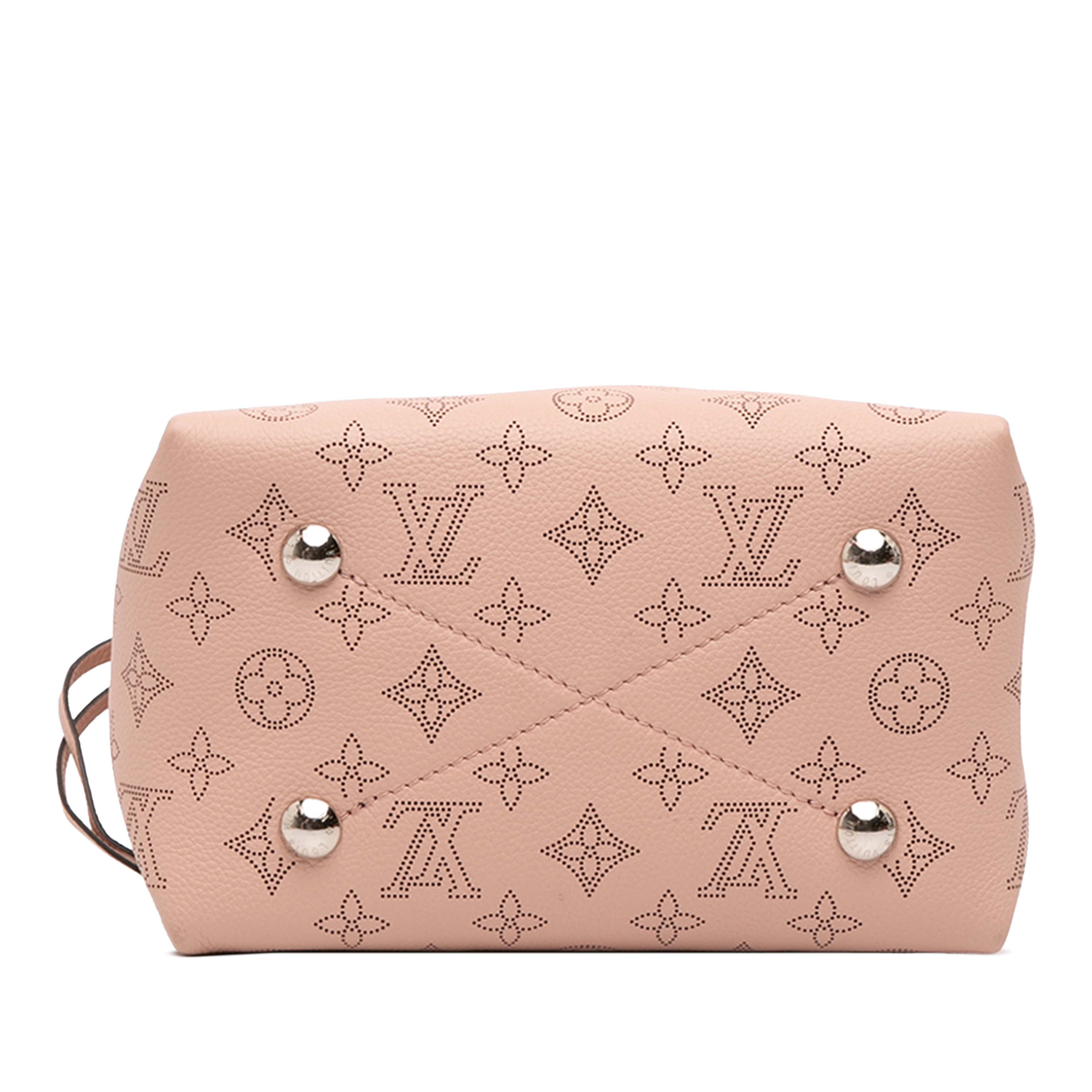 Louis Vuitton Monogram Mahina Bella, från Luxclusif, i färgen light pink. Klicka för att öppna bilden i stort format