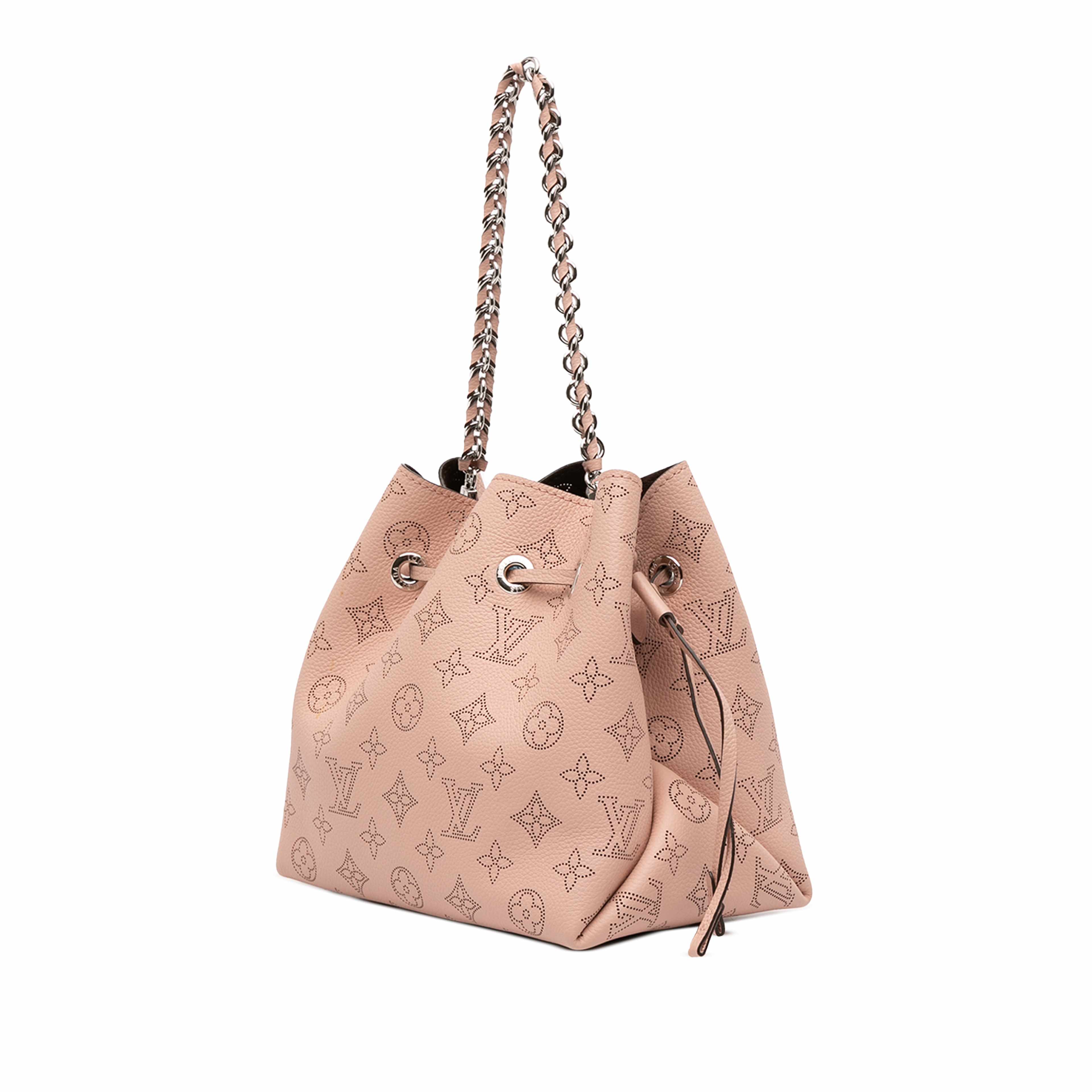 Louis Vuitton Monogram Mahina Bella, från Luxclusif, i färgen light pink. Klicka för att öppna bilden i stort format