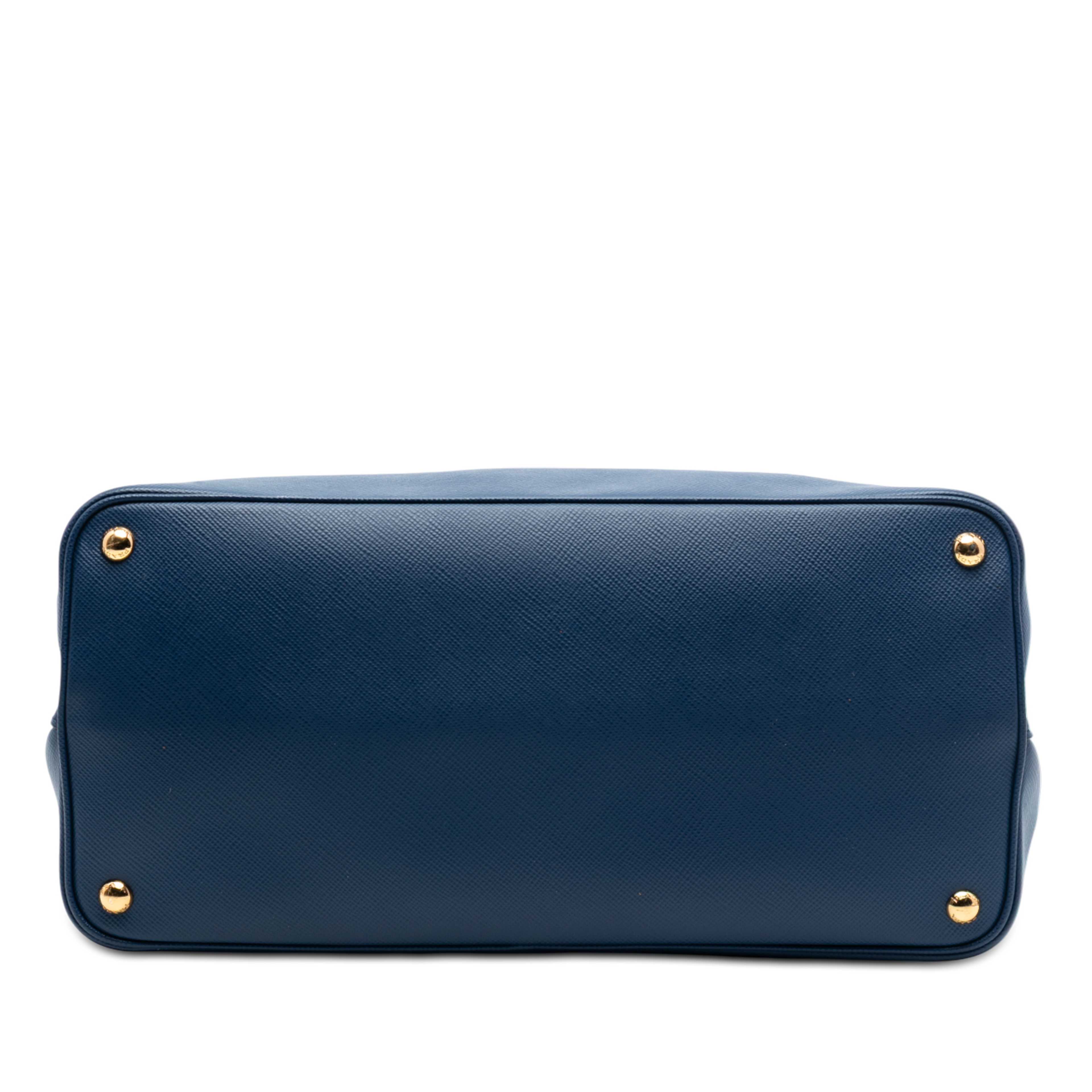 Prada Large Saffiano Cuir Double Satchel, från Luxclusif, i färgen blue. Klicka för att öppna bilden i stort format