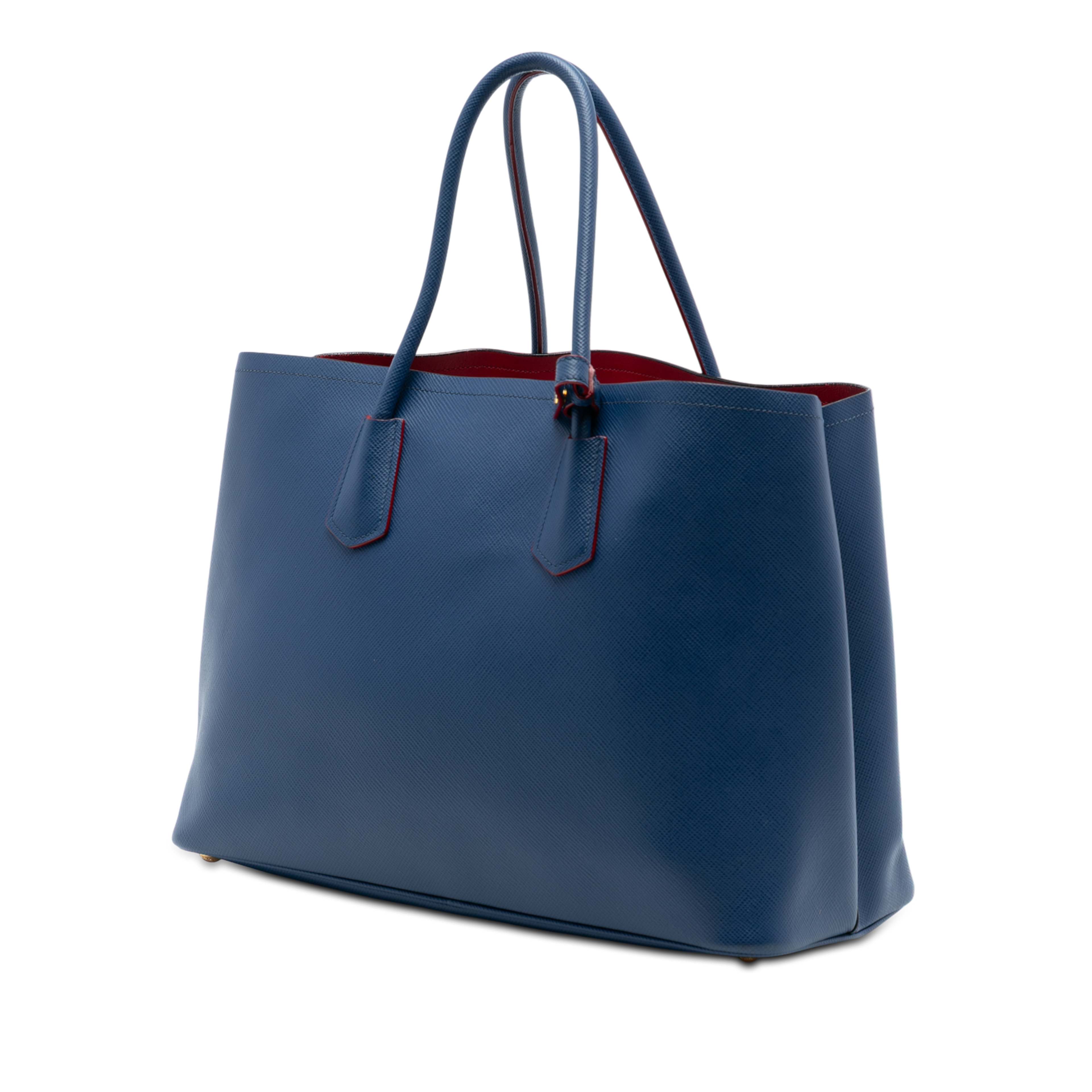 Prada Large Saffiano Cuir Double Satchel, från Luxclusif, i färgen blue. Klicka för att öppna bilden i stort format