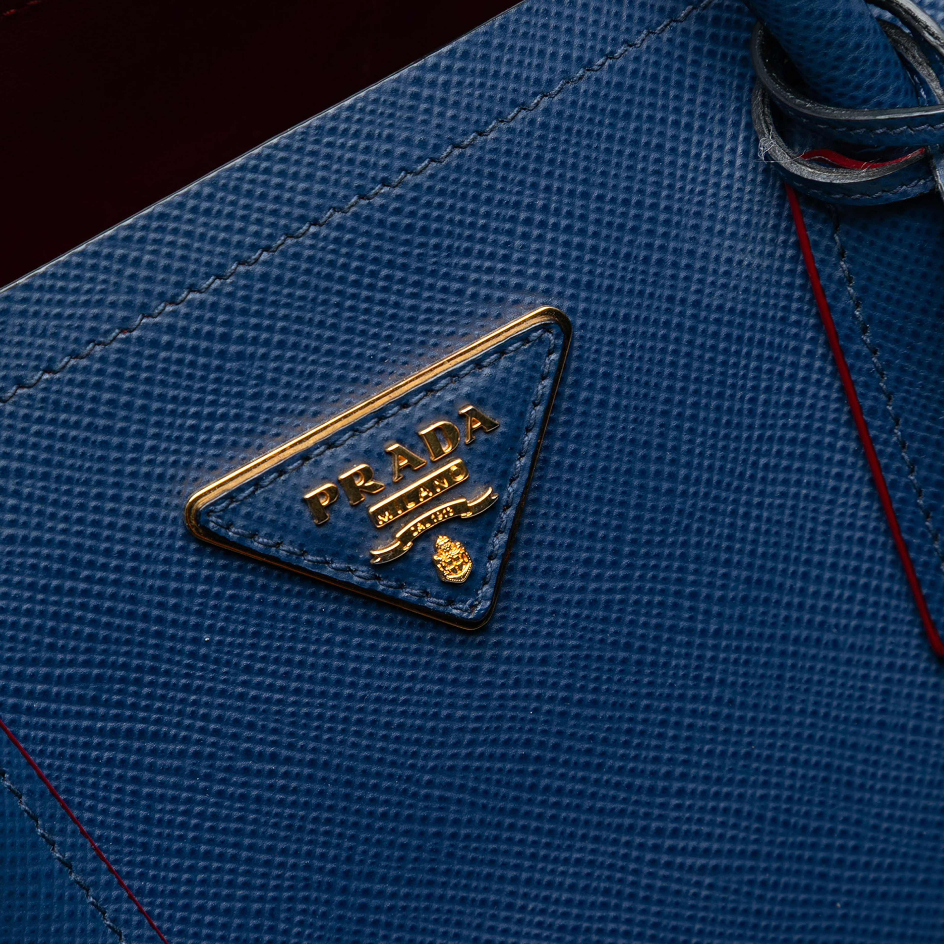 Prada Large Saffiano Cuir Double Satchel, från Luxclusif, i färgen blue. Klicka för att öppna bilden i stort format