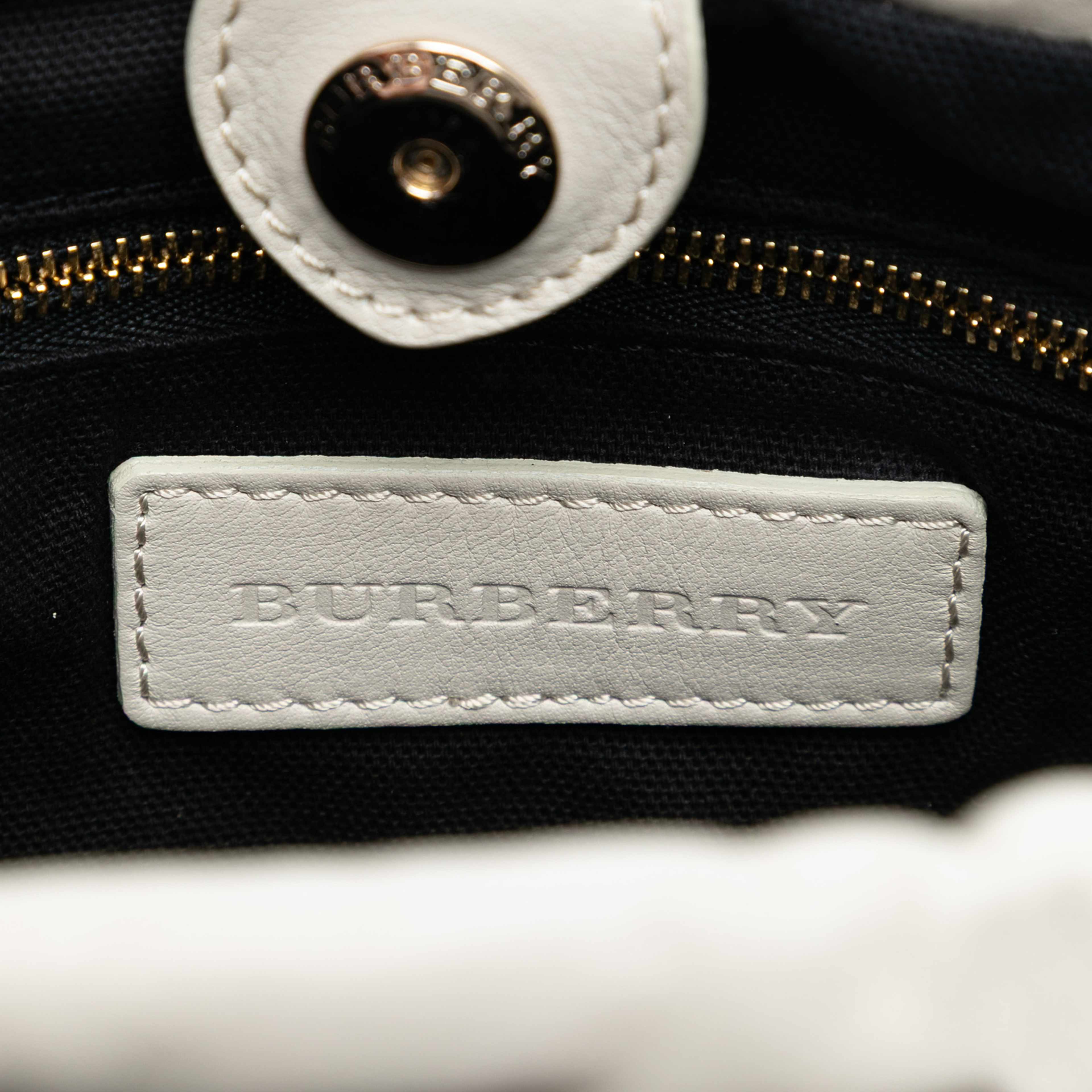 Burberry House Check Canvas And Calfskin Little Crush Crossbody, från Luxclusif, i färgen white. Klicka för att öppna bilden i stort format