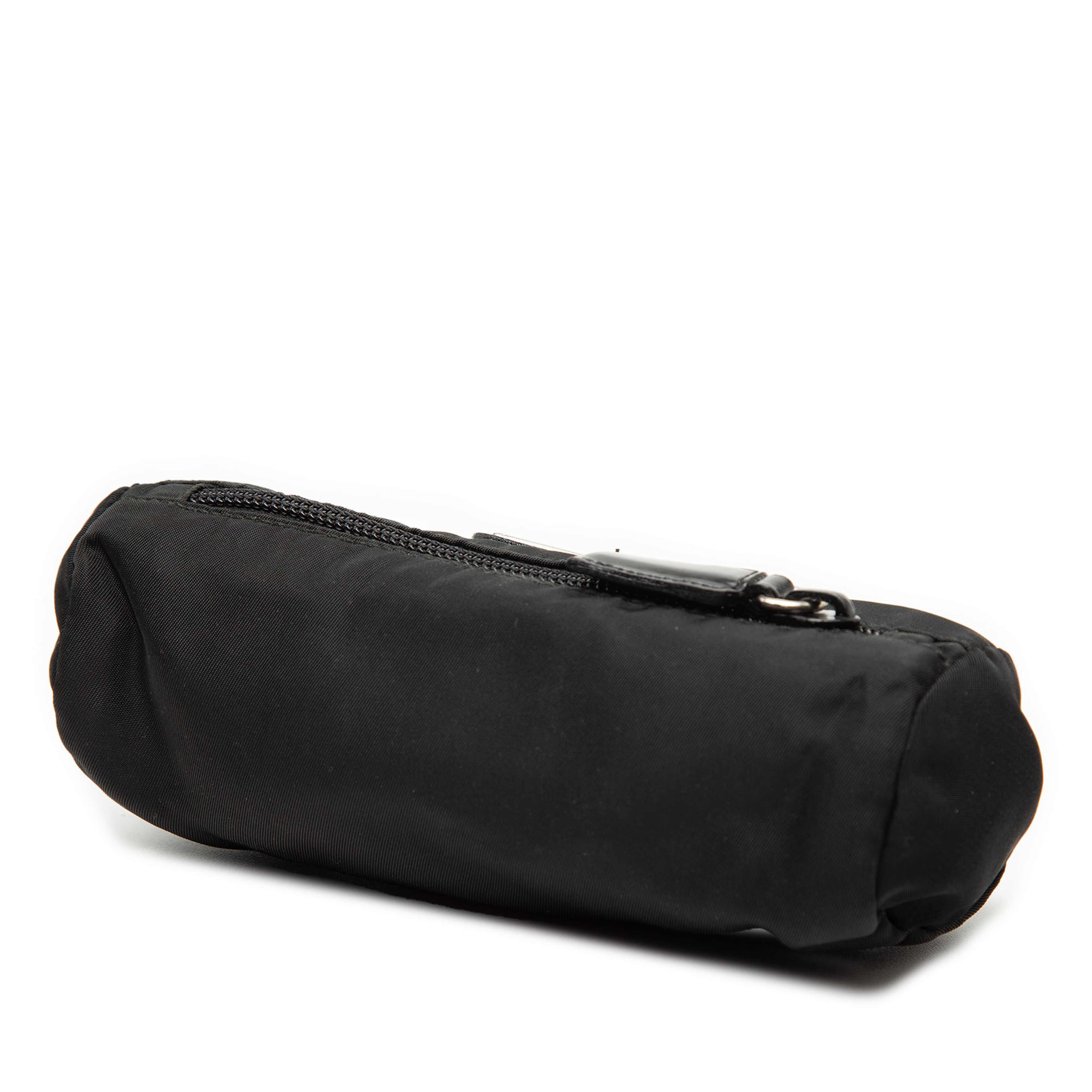 Prada Tessuto Pouch, från Luxclusif, i färgen svart. Klicka för att öppna bilden i stort format