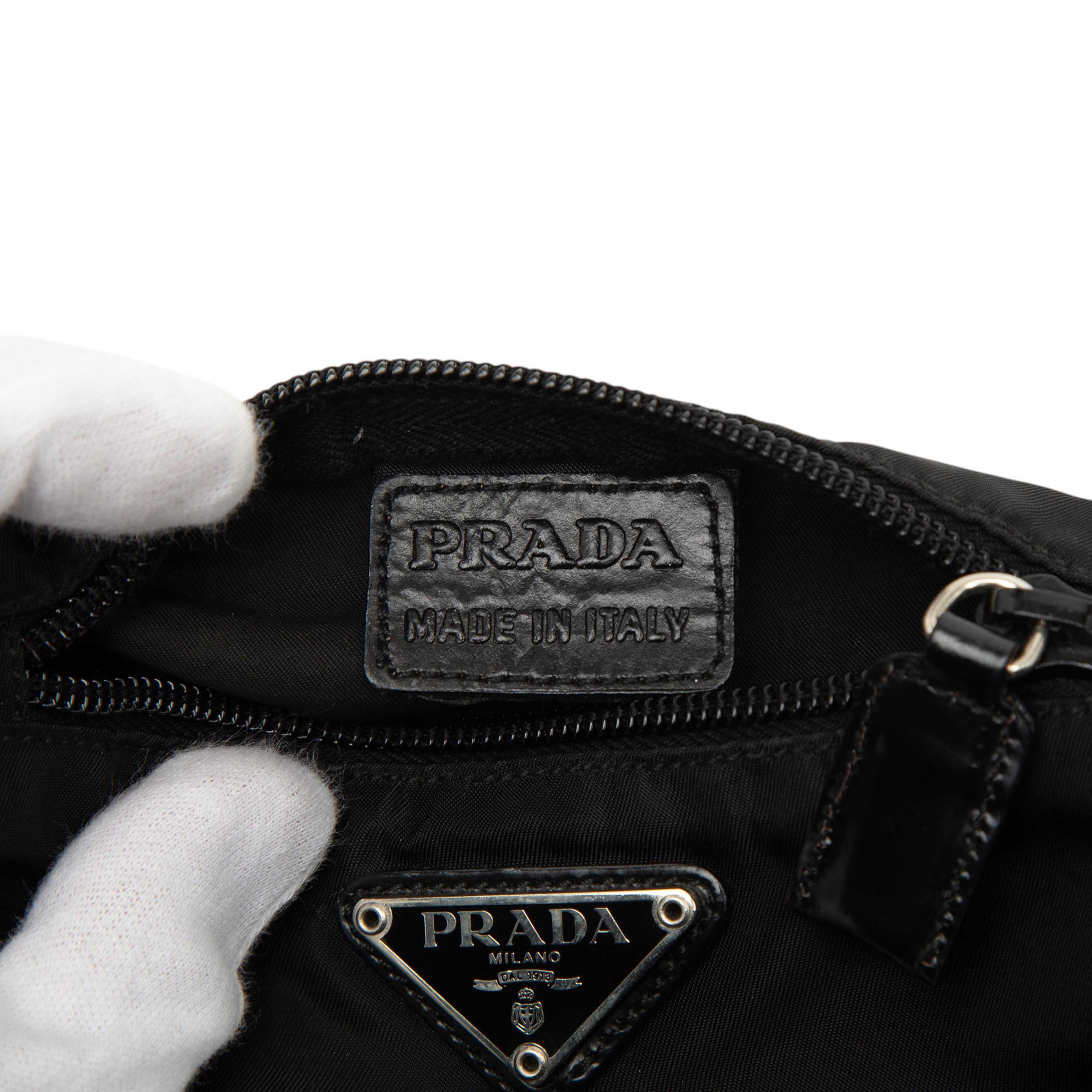 Prada Tessuto Pouch, från Luxclusif, i färgen black. Klicka för att öppna bilden i stort format