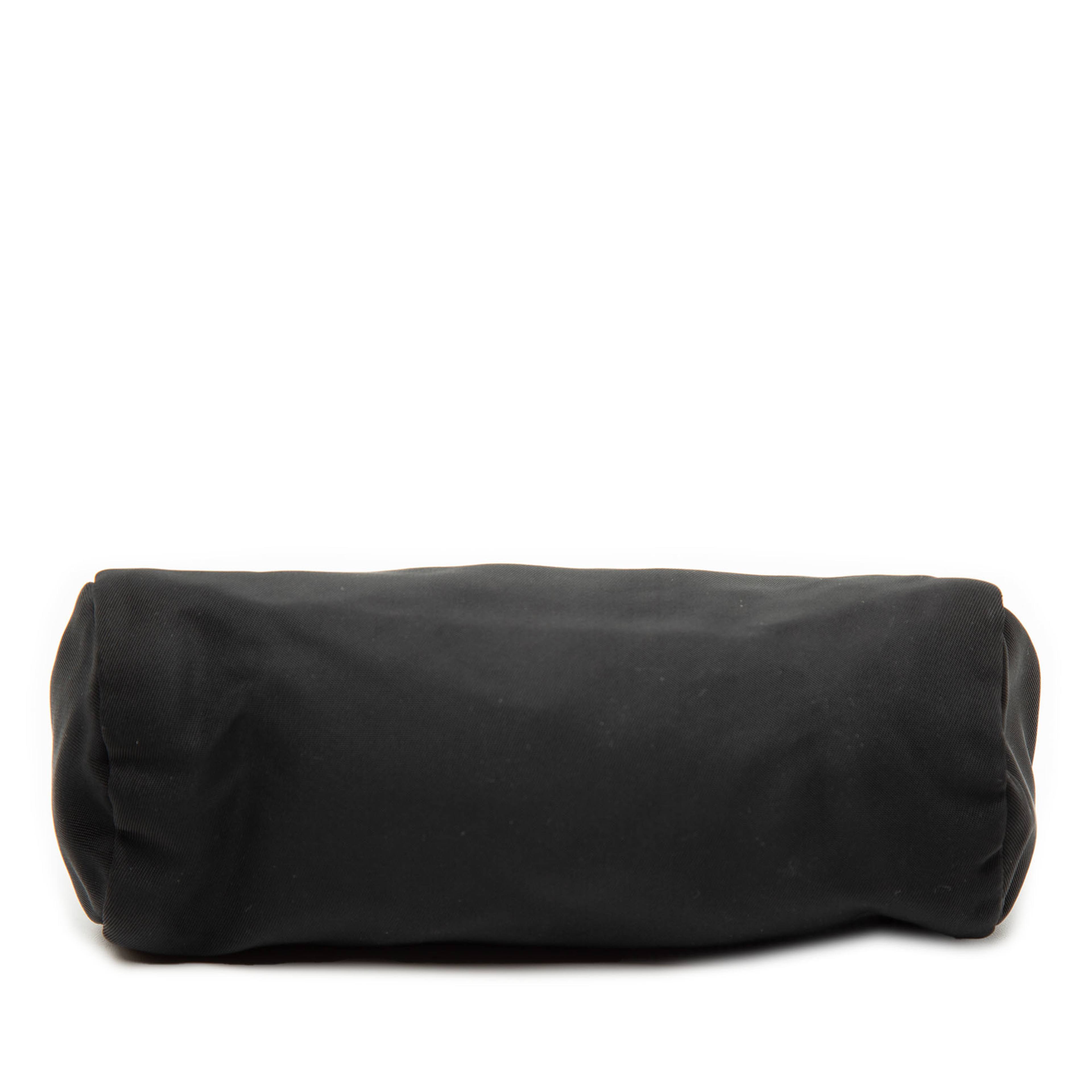 Prada Tessuto Pouch, från Luxclusif, i färgen black. Klicka för att öppna bilden i stort format