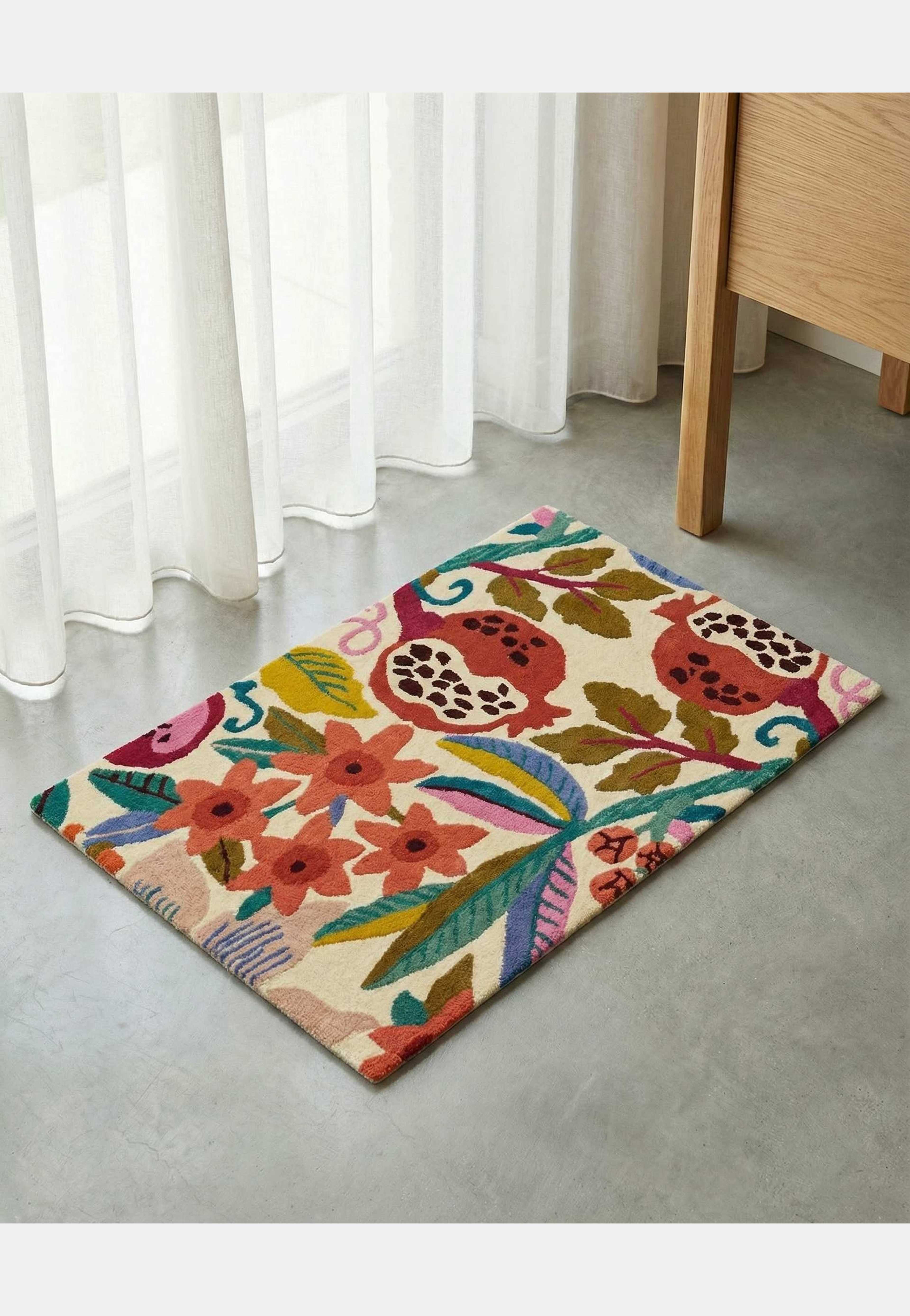 Dörrmatta Pomegranate, från Classic Collection, i färgen white/multi. Klicka för att öppna bilden i stort format
